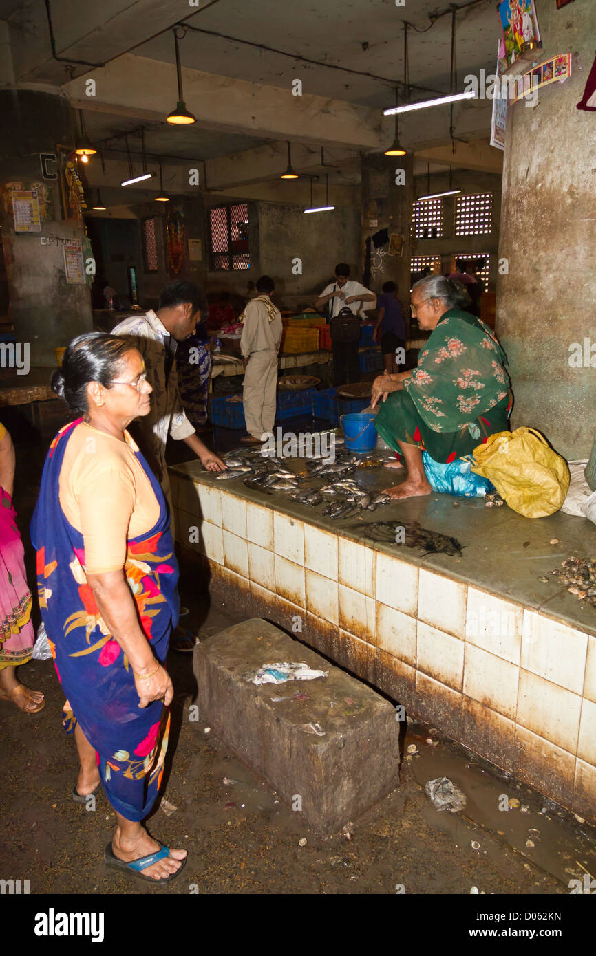 Scenario in un mercato del pesce Hall di Mumbai, India Foto Stock