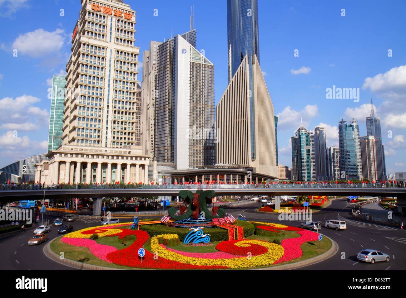 Shanghai Cina,Cinese Pudong Lujiazui Financial District,Ponte pedonale Lujiazui,vista da,cerchio di traffico,China Ping'an Safe Finance Building,colu Foto Stock