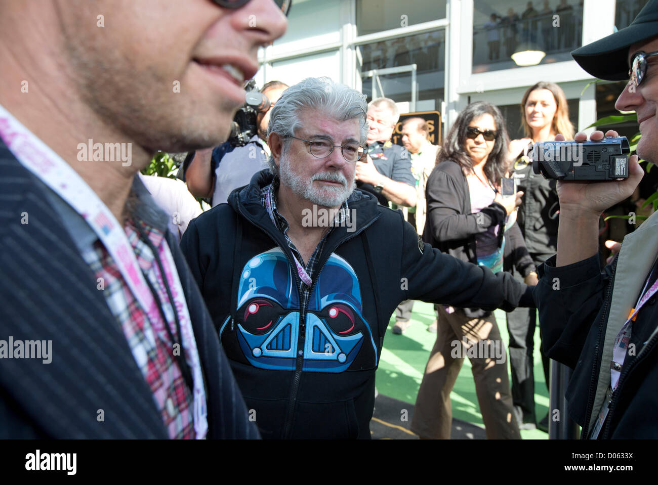 Austin, Texas, Stati Uniti d'America. Il 18 novembre 2012. Novembre 18, 2012, Austin, TX USA: il regista George Lucas (r) nella zona paddock presso il circuito delle Americhe via prima della sessione inaugurale del Gran Premio degli Stati Uniti di Austin, Texas. Foto Stock