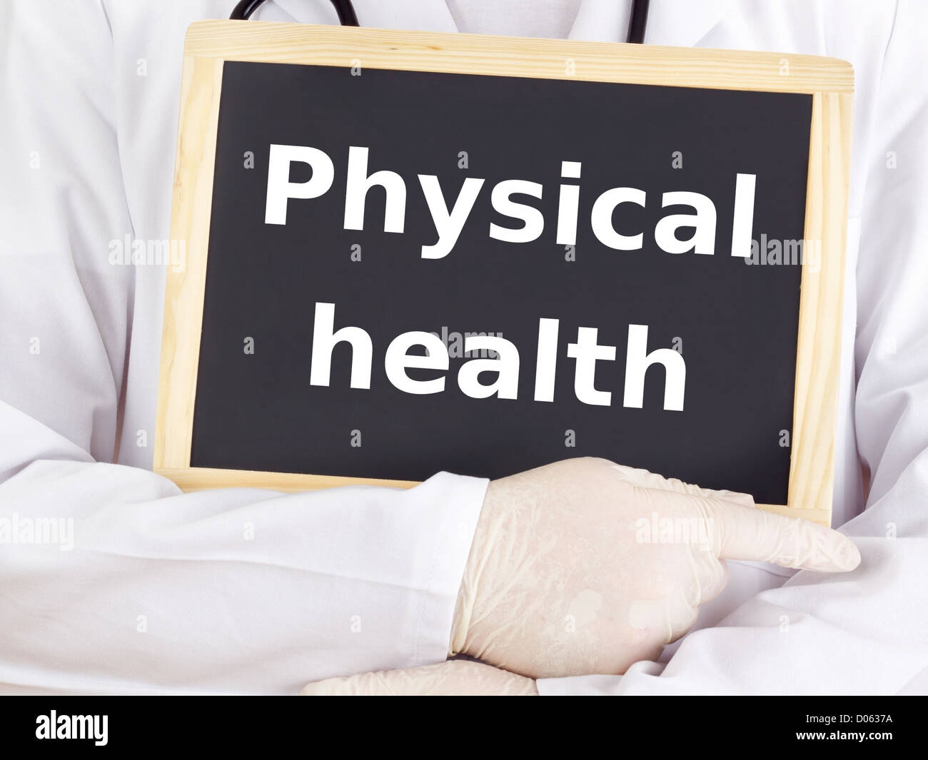 Medico mostra informazioni sulla lavagna: salute fisica Foto Stock