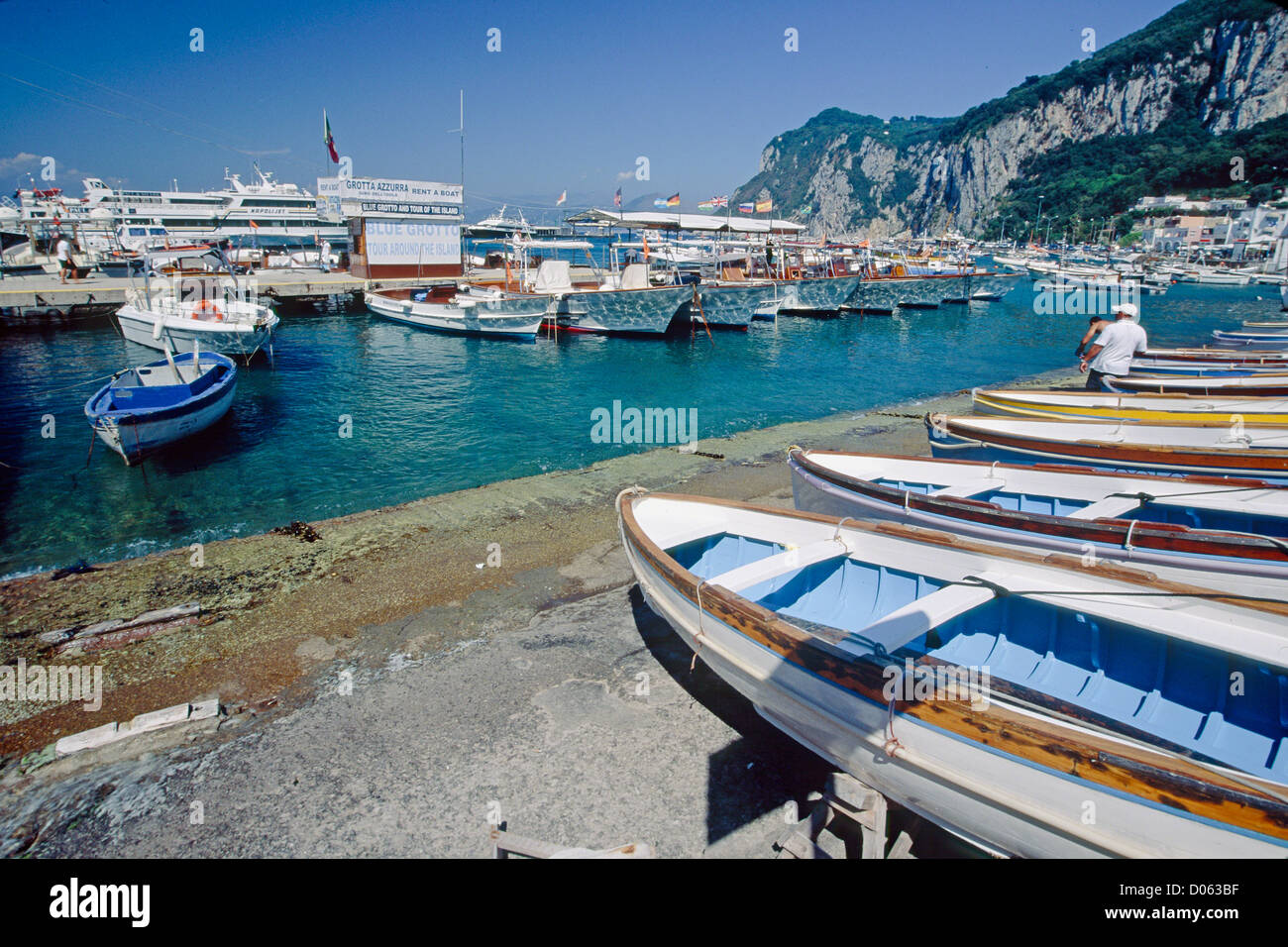 Piccole imbarcazioni in un Porto e Marina Grande di Capri, Campania, Italia Foto Stock