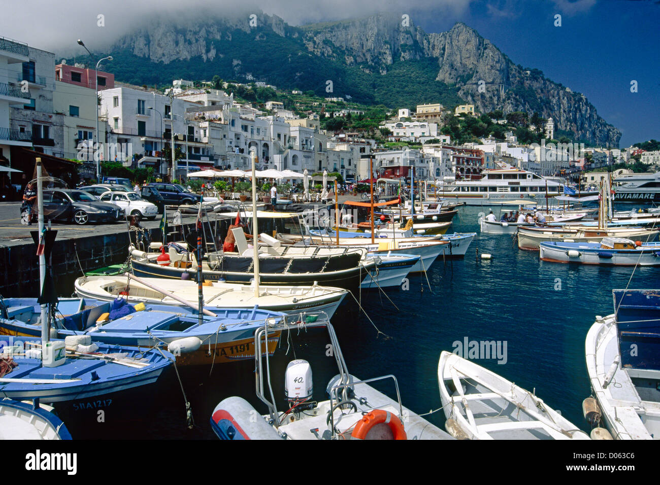 Piccole barche da pesca in un Porto e Marina Grande di Capri, Campania, Italia Foto Stock