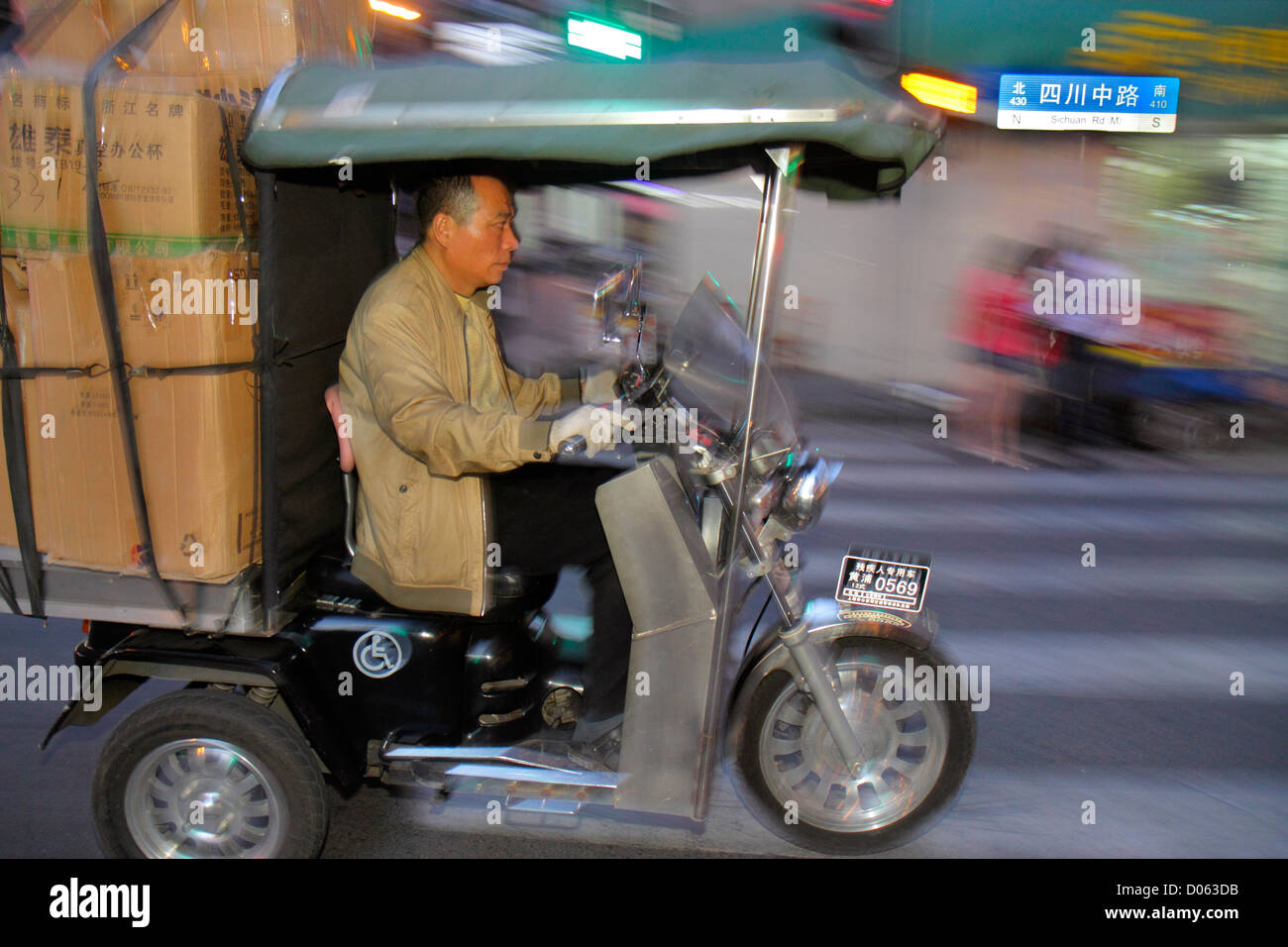 Shanghai Cina, Asia, cinese, orientale, Huangpu District, Sichuan Road, traffico, elettrico, scooter scooter a motore, tre ruote trike, carrello, scatole, trasporto, Asia Foto Stock
