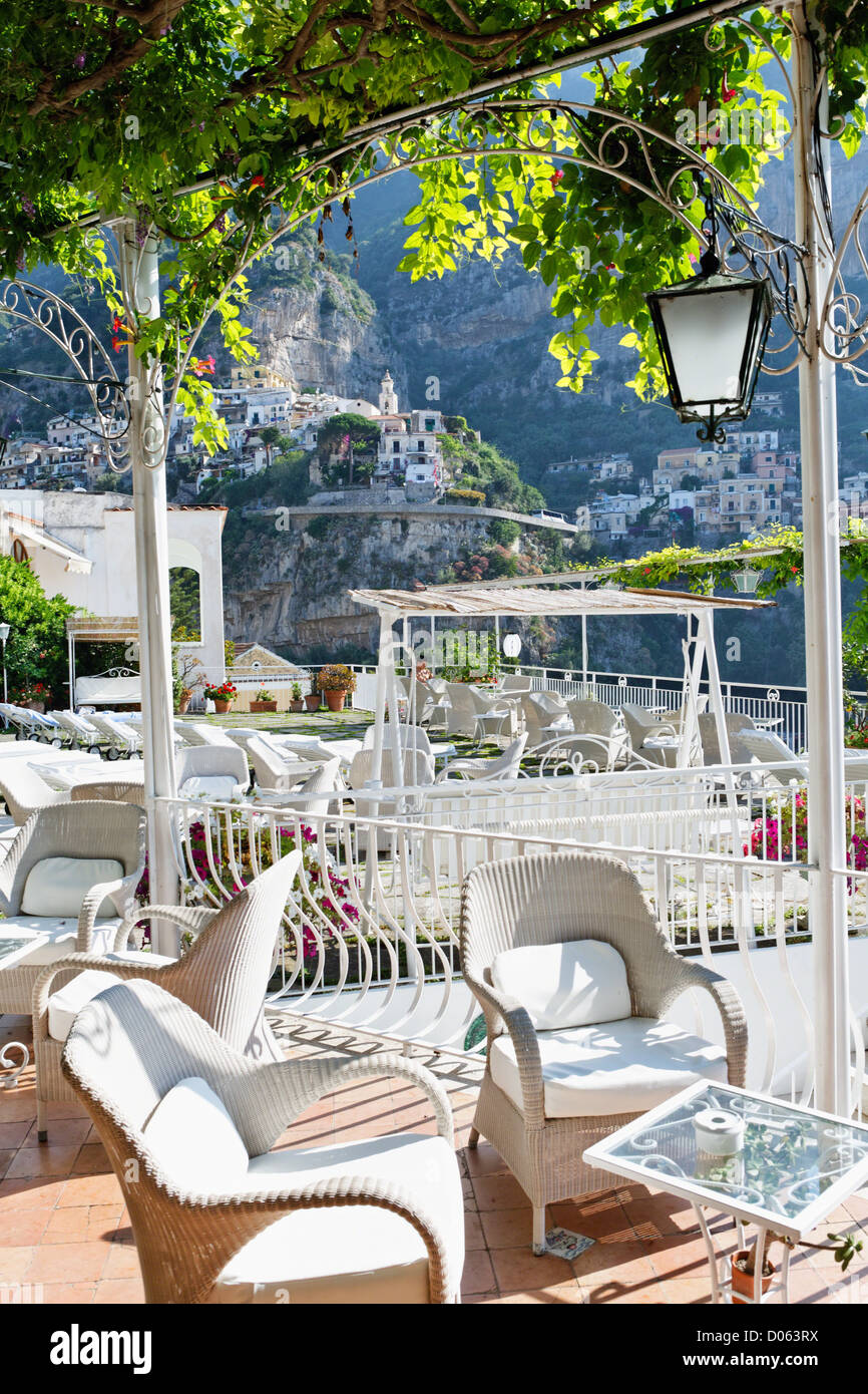 Arredamento in vimini su un patio, Hotel Posedon, Positano, Campania, Italia  Foto stock - Alamy