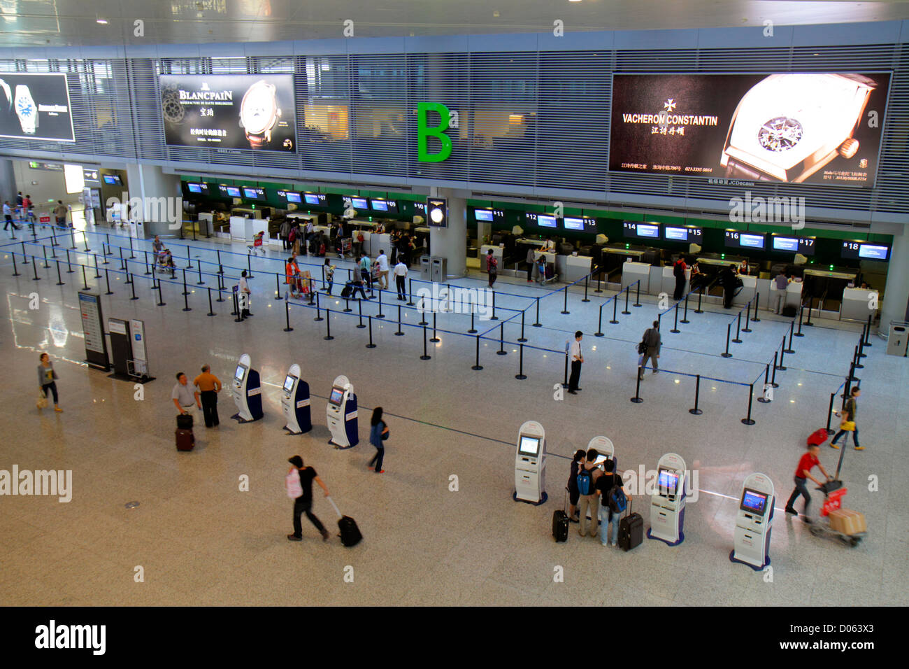 Shanghai Cina,Asia,cinese,orientale,quartiere di Changning,Aeroporto di Hongqiao,Terminal 2,SHA,vista dall'alto,passeggeri passeggeri motociclisti,viaggiatori,auto Foto Stock