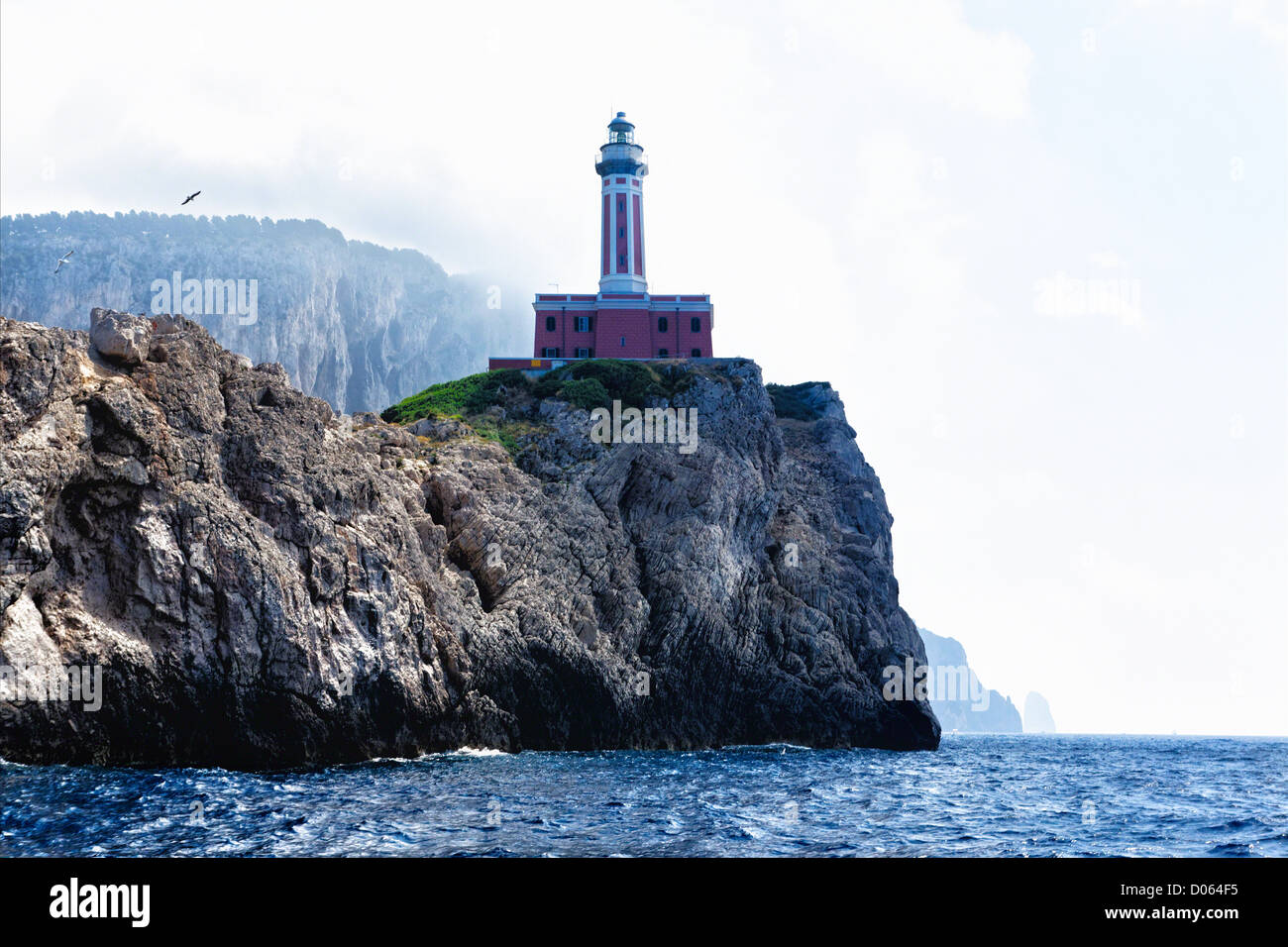 Basso angolo vista del Faro di Punta Carena, Anacapri, Campania, Italia Foto Stock