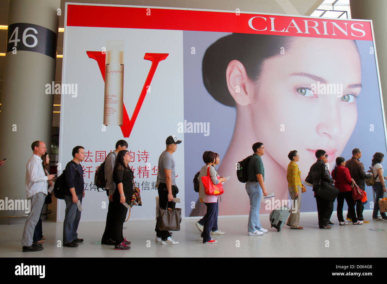 Shanghai Cina, quartiere cinese di Changning, aeroporto di Hongqiao, terminal 2, SHA, gate, mandarino, hanzi, caratteri, simboli, lingua inglese, bilingue, passeggero Foto Stock