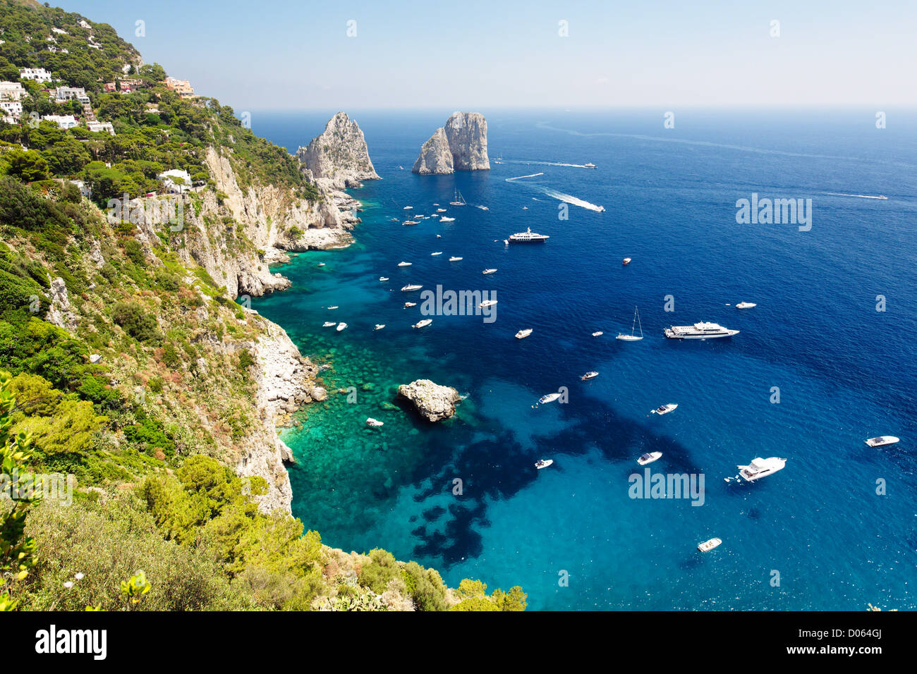 Angolo di Alta Vista del litorale, Faraglioni di Capri, Campania, Italia Foto Stock