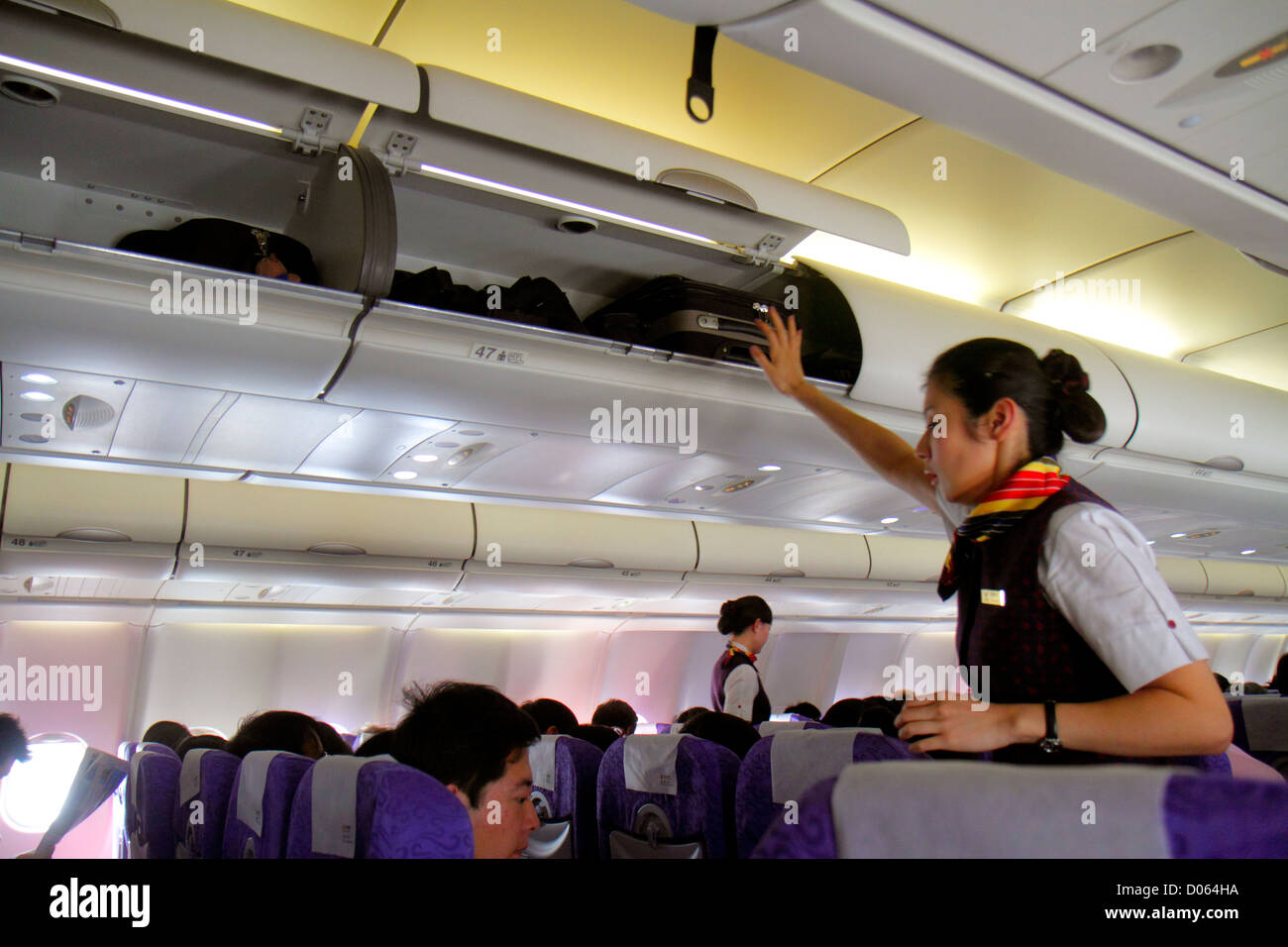 Shanghai Cina,Changning District,Aeroporto di Hongqiao,Terminal 2,SHA,passeggeri passeggeri piloti, viaggiatori,uomo asiatico uomini maschio,donna donne,CH Foto Stock