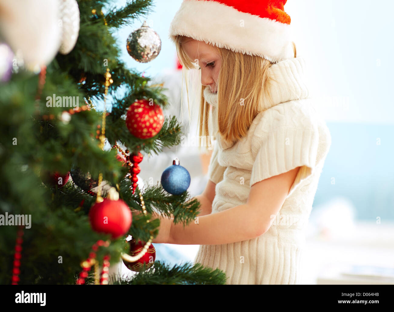 Gruppo di adorabile ragazza in Santa caps decorare albero di natale Foto Stock