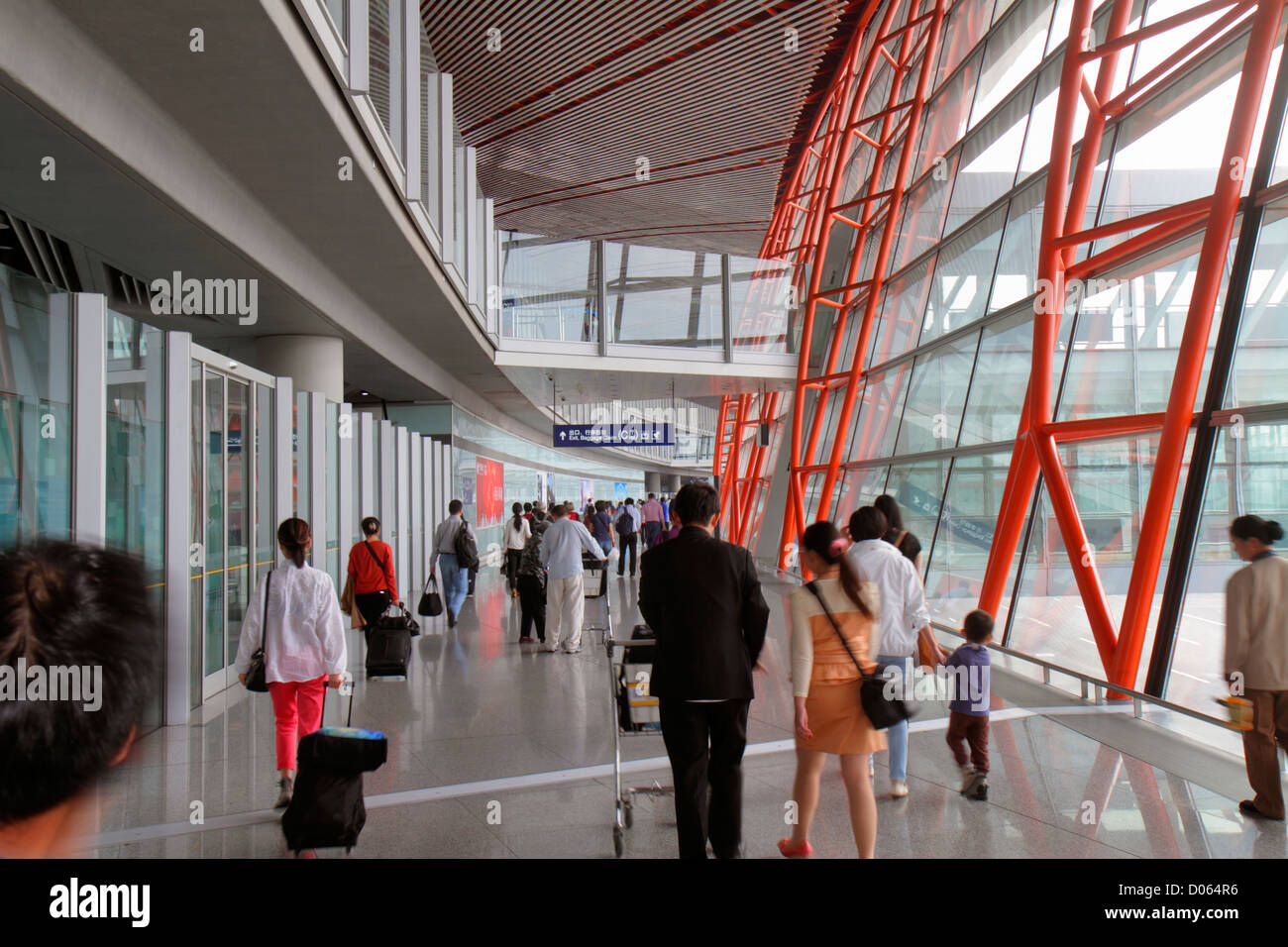 Cina,Asia,far East,Pechino,Beijing Capital International Airport,PEK,arrivo volo Air China da Shanghai,uomo asiatico uomini maschio,donna donne,pa Foto Stock