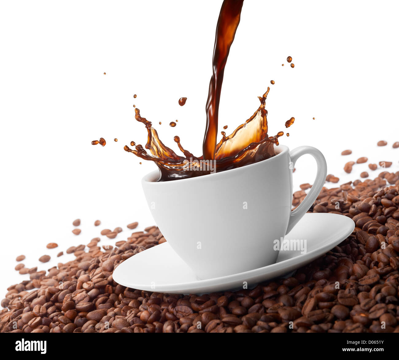 Tazza di caffè con splash circondato da caffè in grani Foto Stock