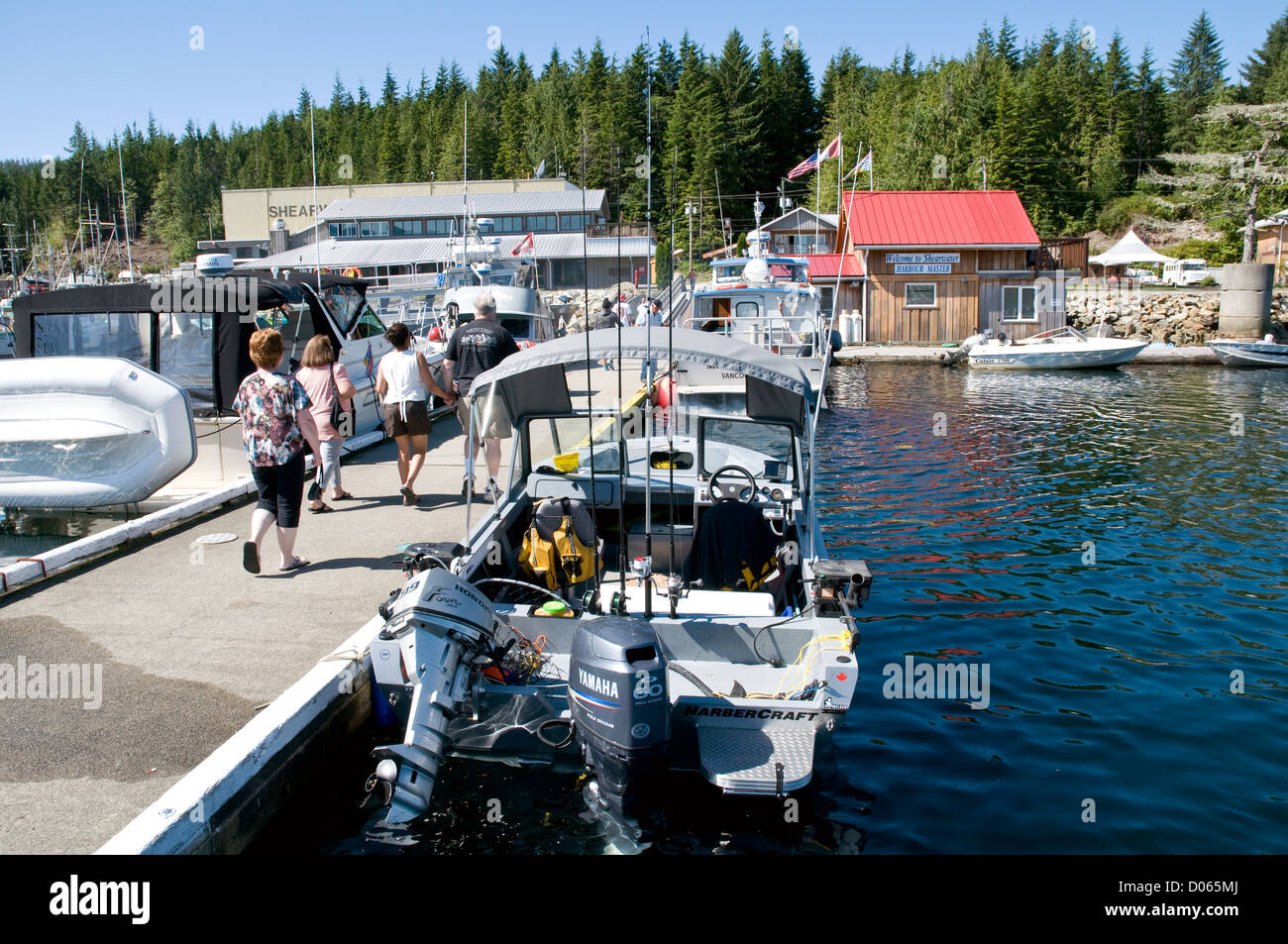 Yacht e turisti nella città portuale di Shearwater su Denny Island, nella foresta pluviale Great Bear, Bella Bella, British Columbia, Canada. Foto Stock