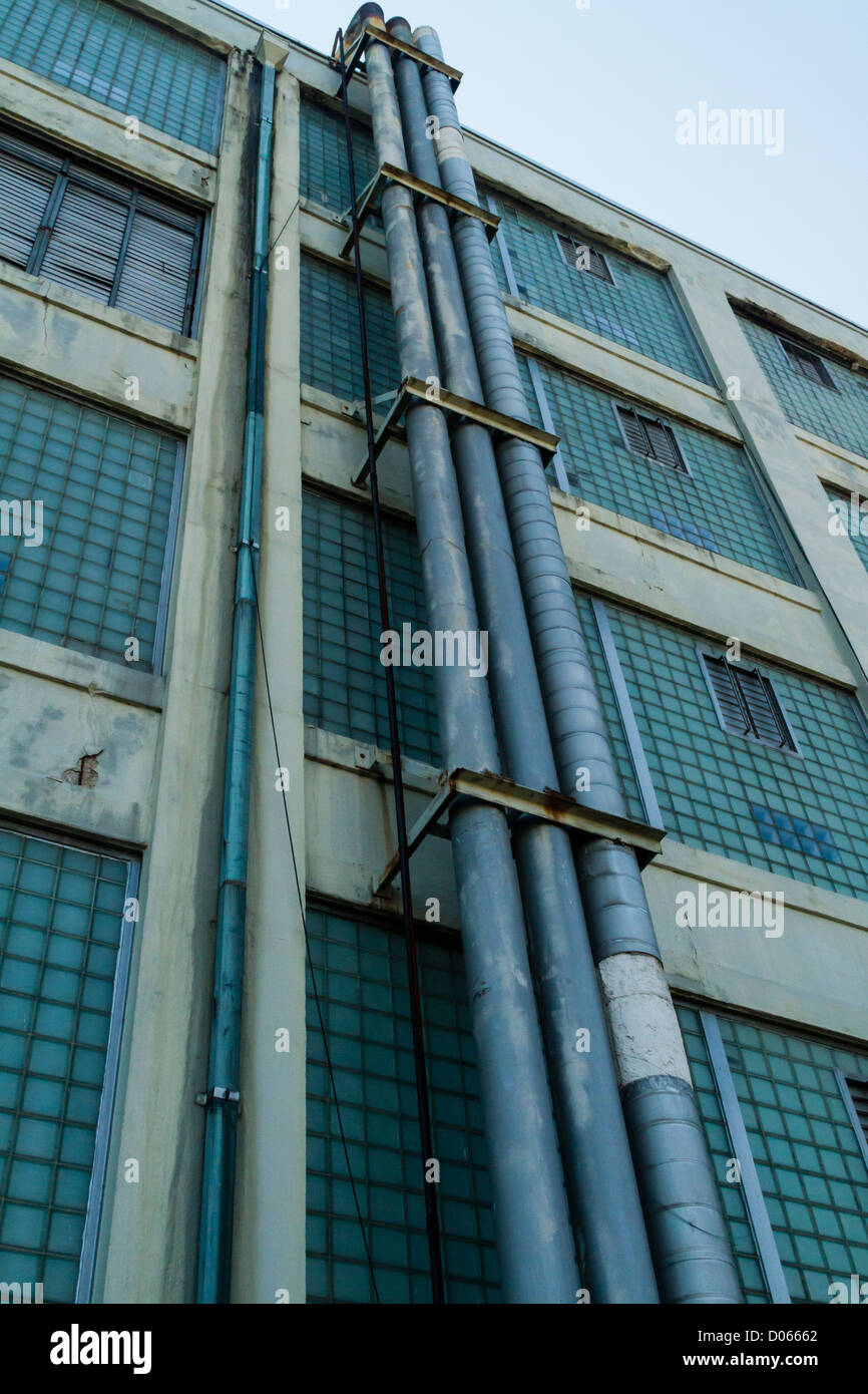 Vecchio lavoro condotto sul lato di una vecchia fabbrica di sigarette Foto Stock