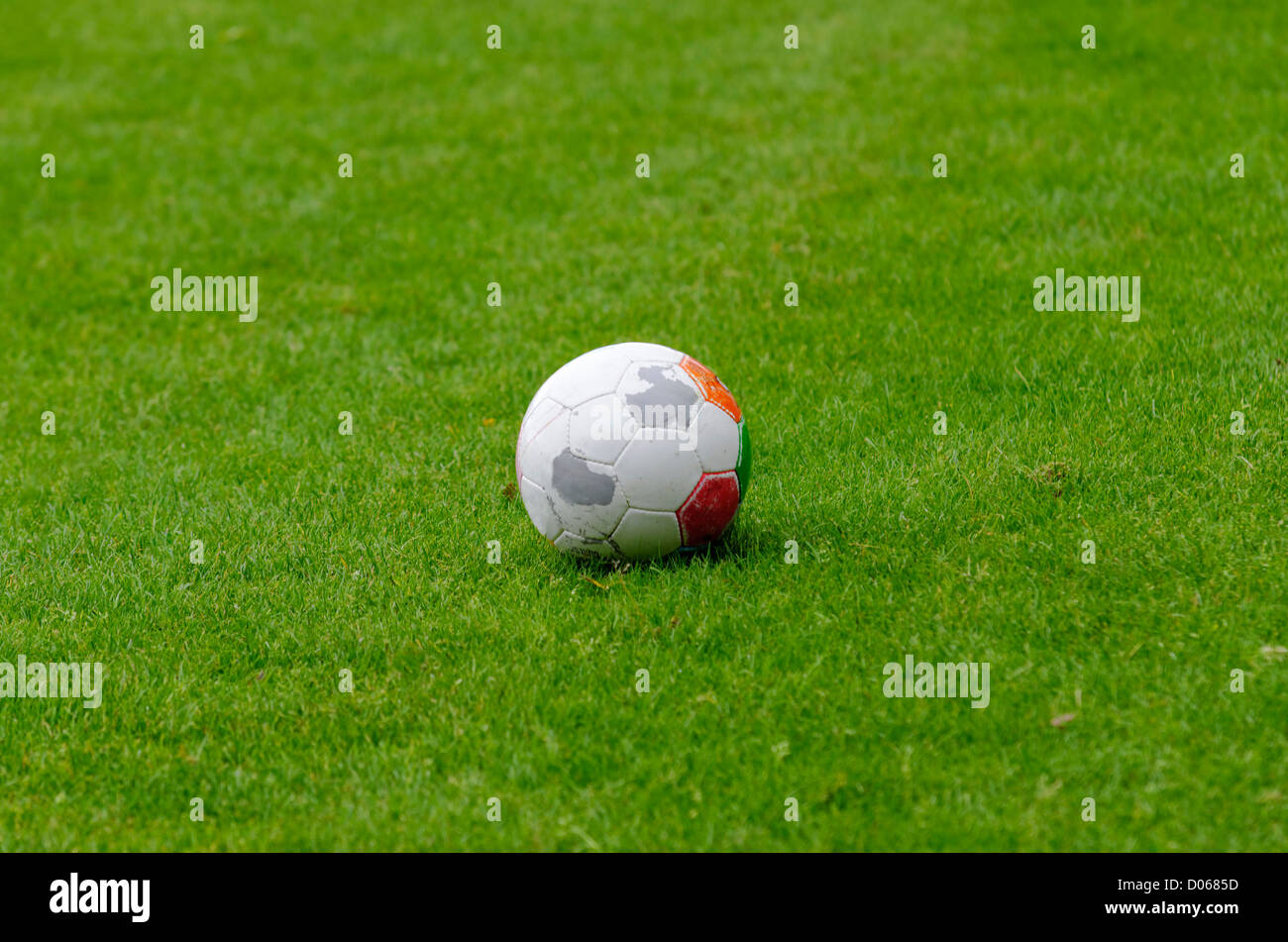 Un palloncino isolato su un campo di calcio Foto Stock