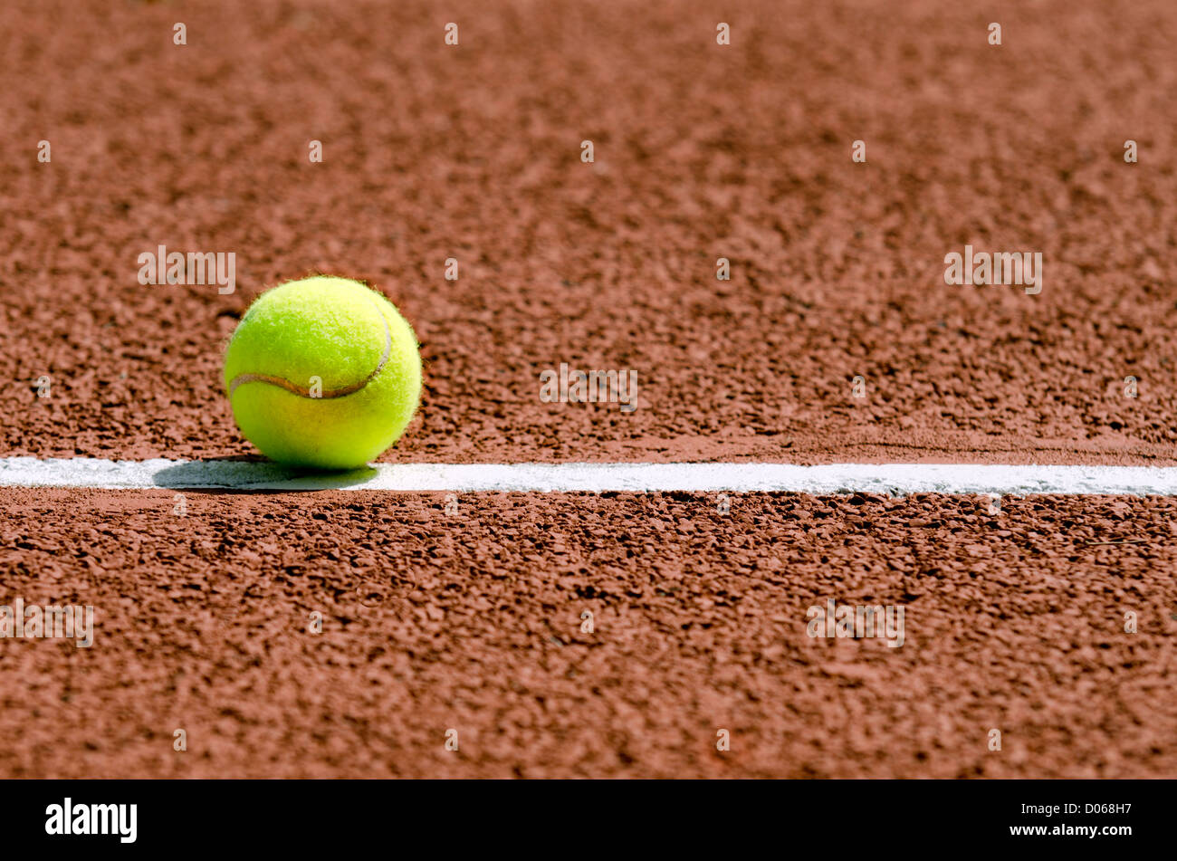 Una palla da tennis sulla linea bianca, Foto Stock