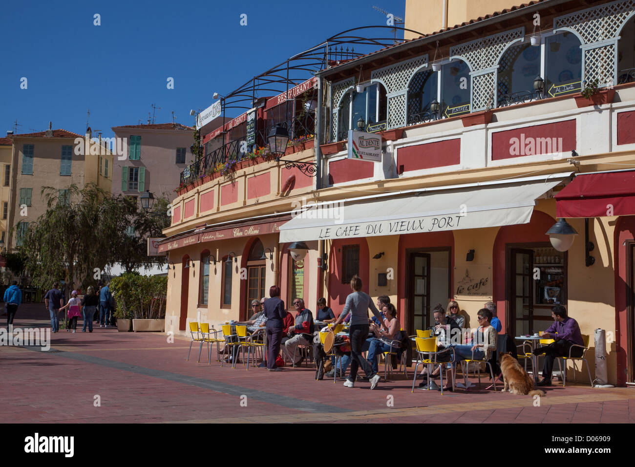 Il Cafe du Vieux Port' SUL VECCHIO PORTO DI ESPLANADE BONAPARTE QUAY MENTON ALPES-MARITIMES (06) FRANCIA Foto Stock