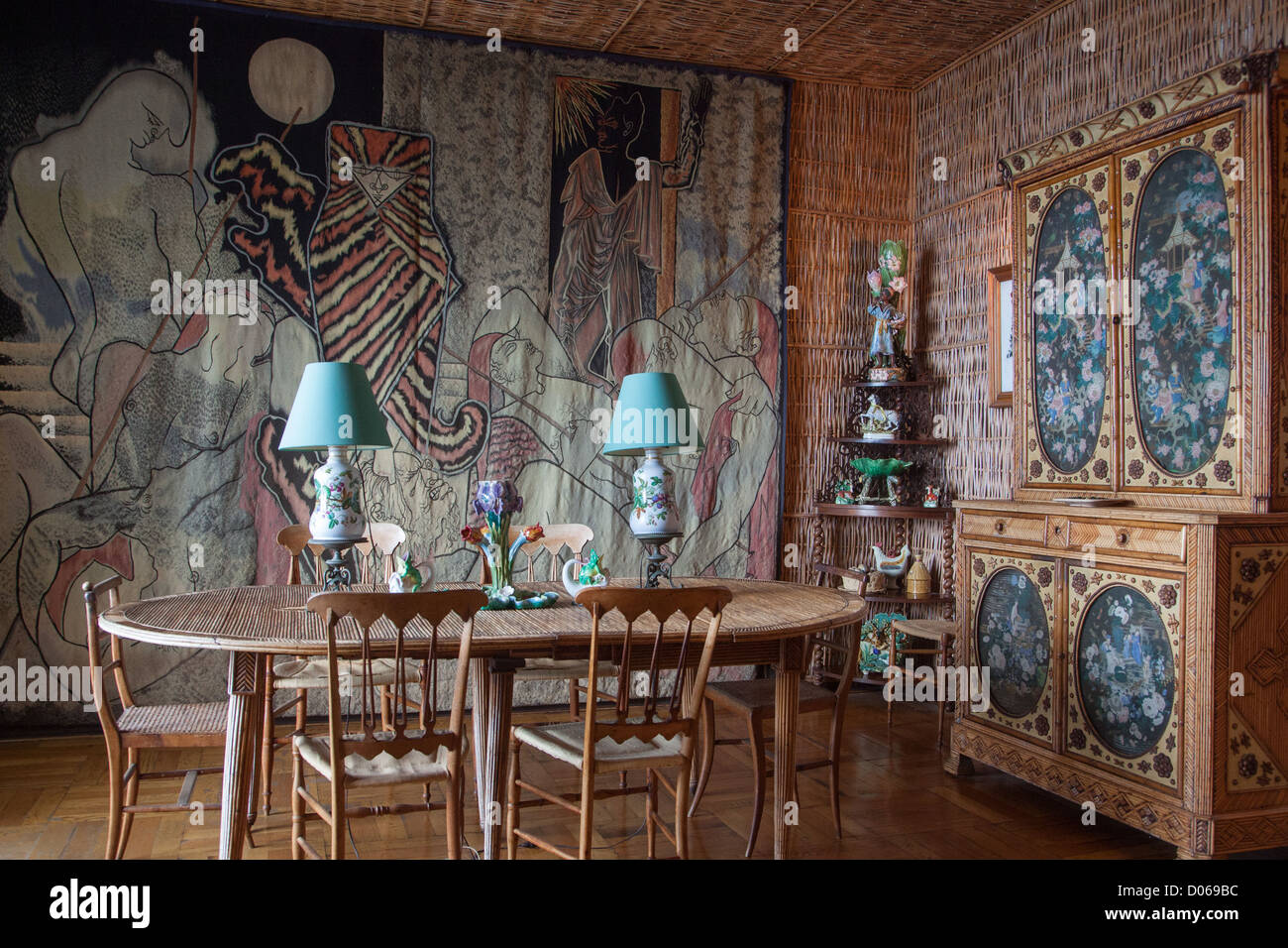 La SALA DA PRANZO IN BACKGROUND ARAZZO JUDITH OLOFERNE FATTA AUBUSSON WORKSHOP VILLA SANTO SOSPIR interamente decorato Jean Cocteau Foto Stock