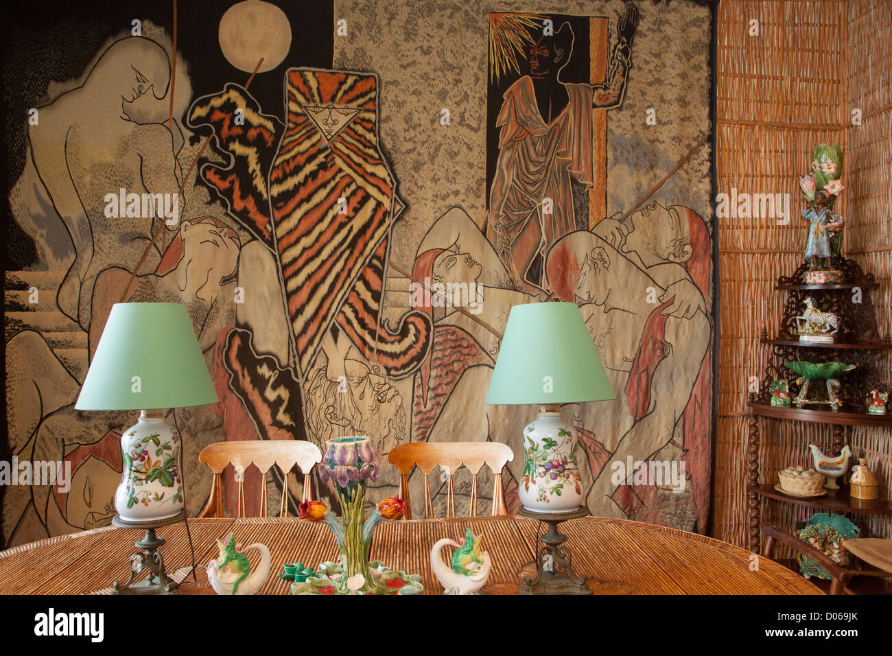 La SALA DA PRANZO IN BACKGROUND ARAZZO JUDITH OLOFERNE FATTA AUBUSSON WORKSHOP VILLA SANTO SOSPIR interamente decorato Jean Cocteau Foto Stock