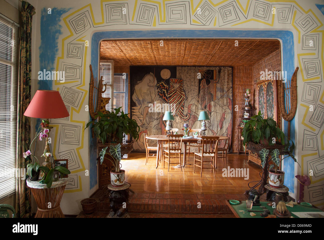 La SALA DA PRANZO IN BACKGROUND ARAZZO JUDITH OLOFERNE FATTA AUBUSSON WORKSHOP VILLA SANTO SOSPIR interamente decorato Jean Cocteau Foto Stock
