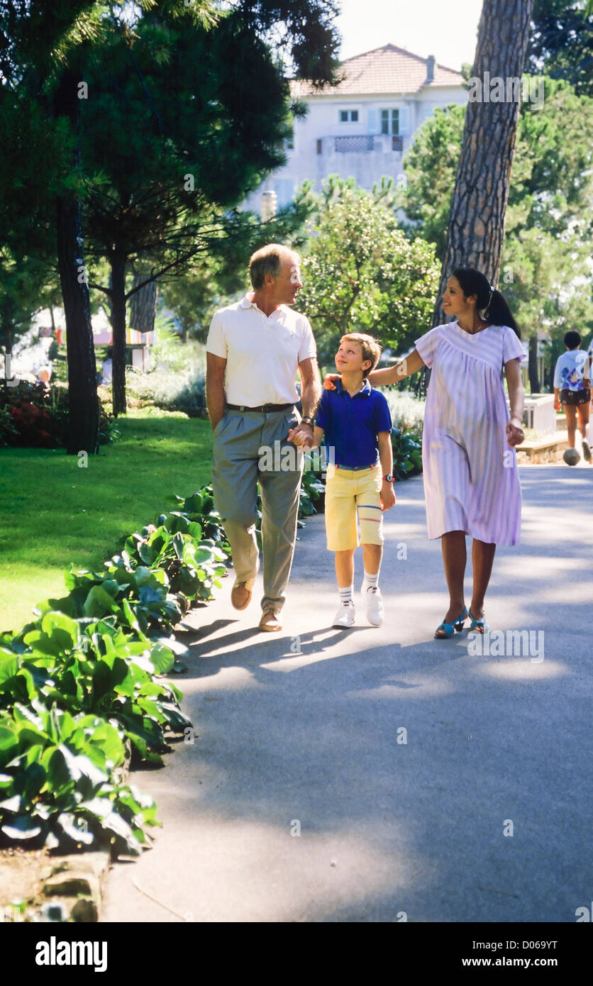 Coppia con donna incinta e ragazzo passeggiando nel parco Francia Europa Foto Stock