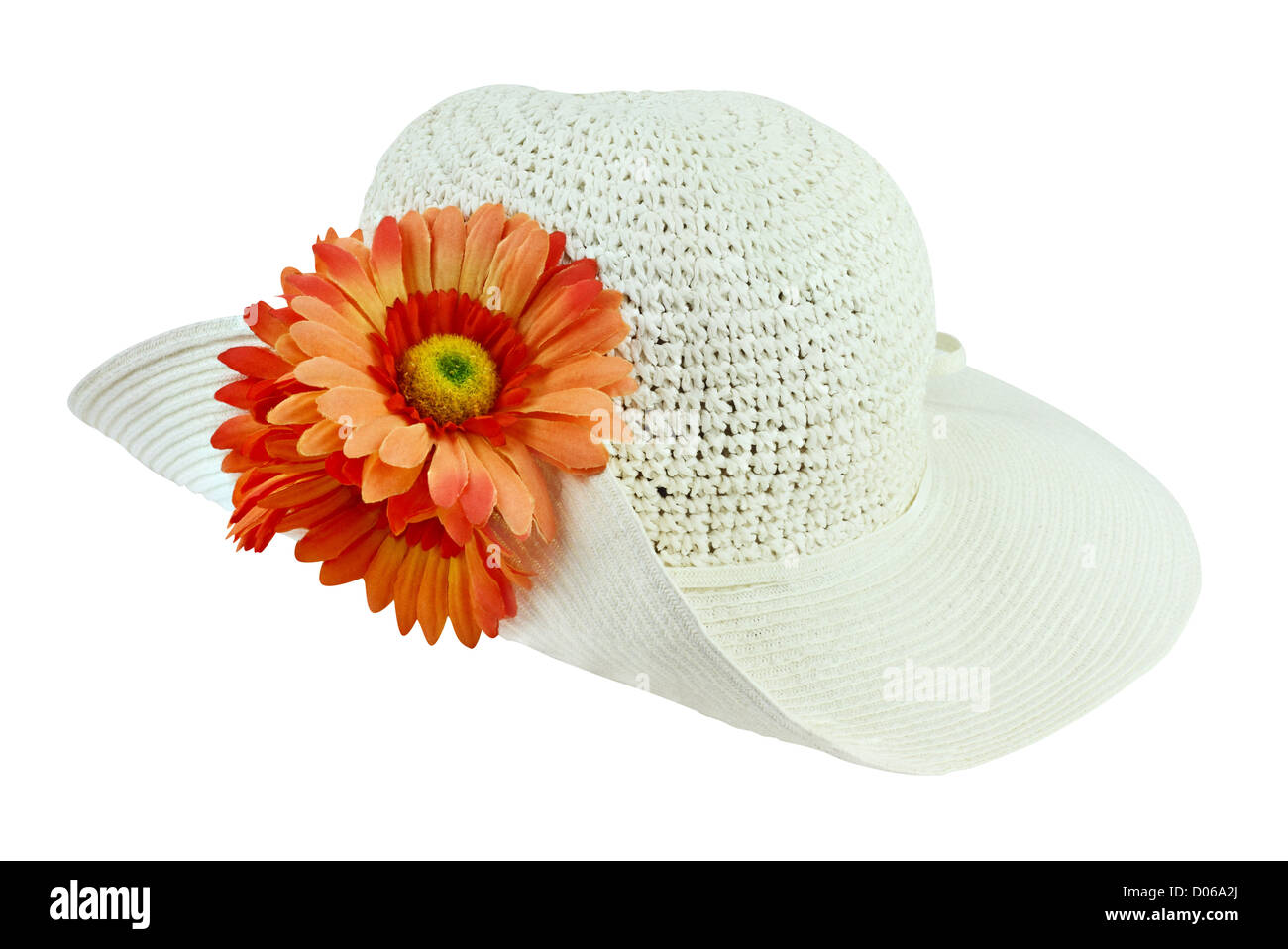 Cappello bianco con fiori isolati su uno sfondo bianco con percorso di clipping incluso. Foto Stock