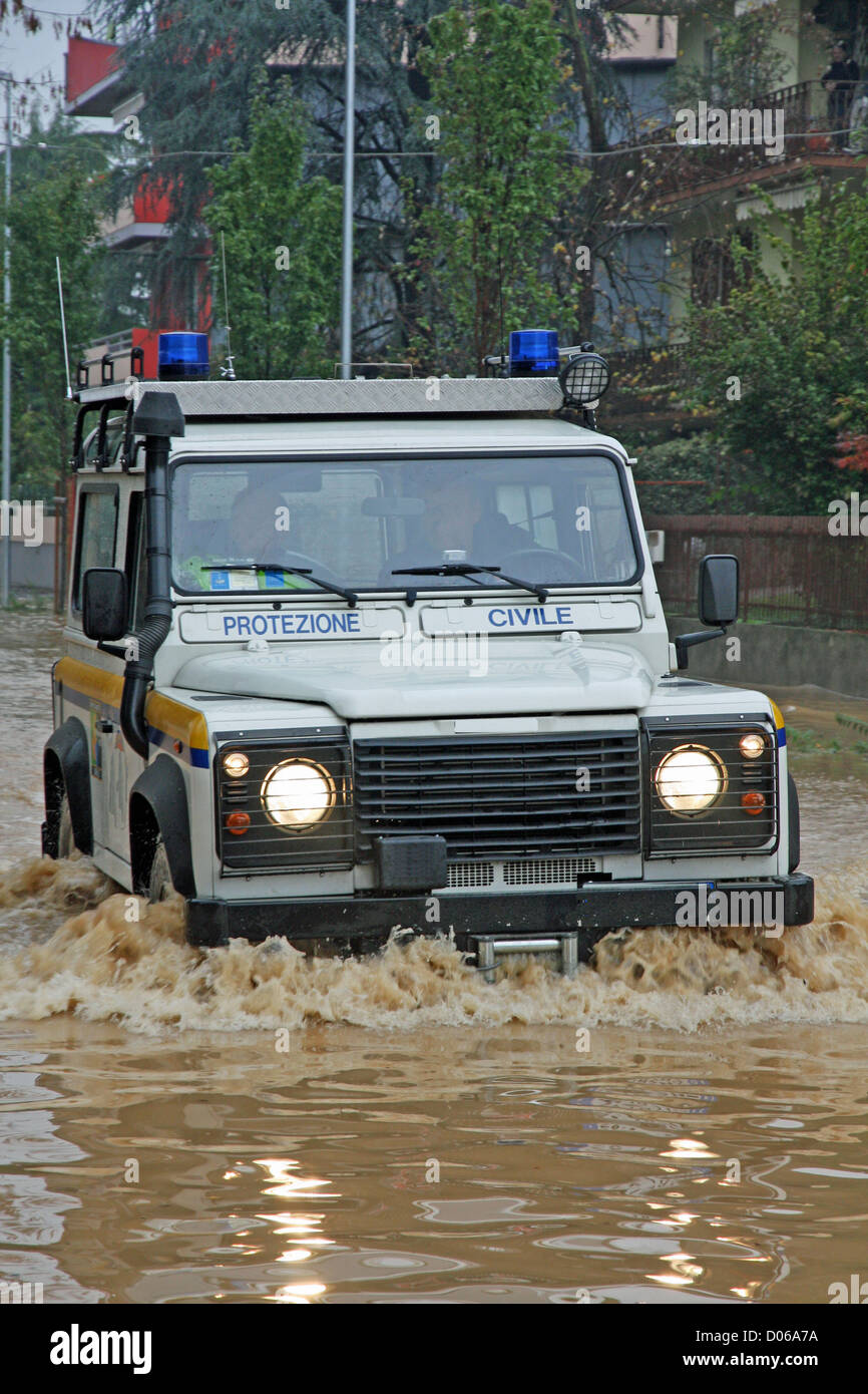 Salvataggio auto in un modo completamente allagato durante un alluvione in città Foto Stock