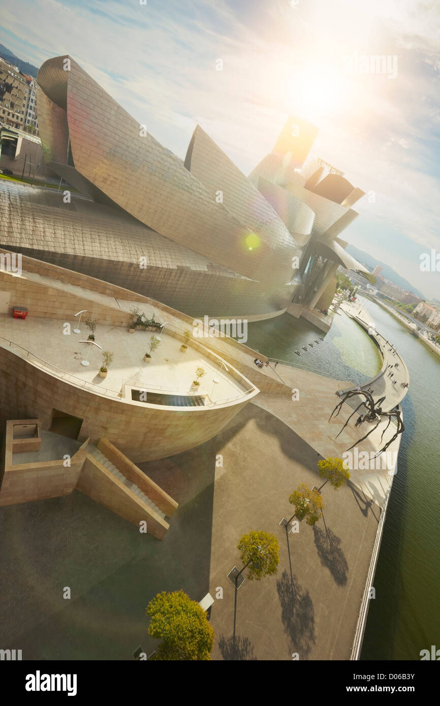 Vista da La Salve ponte del Guggenheim Museum e il fiume Nervion, Bilbao, Biscaglia, Paesi Baschi Foto Stock
