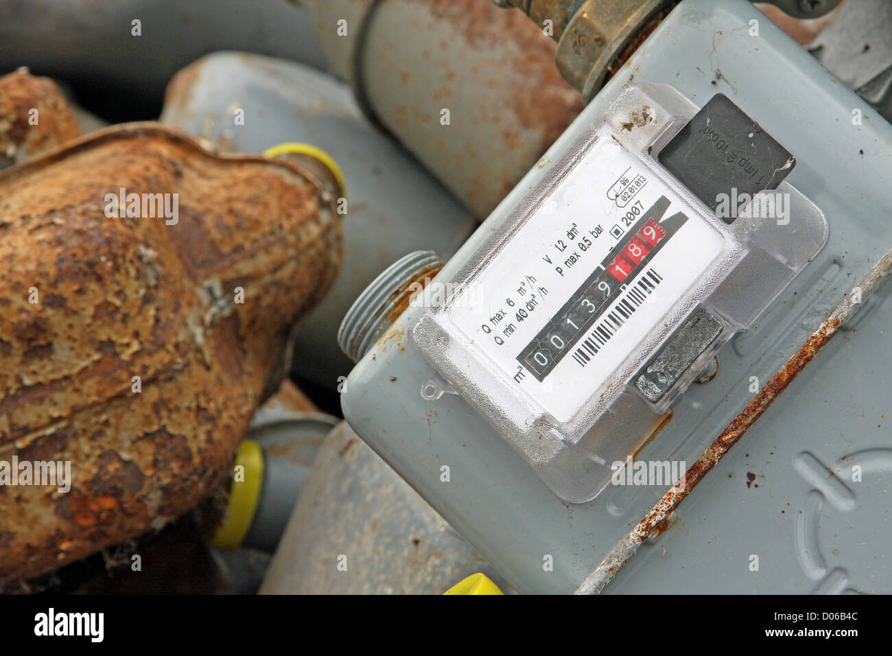Mazzetto di obsoleto rusty contatori per misurare il gas Foto Stock