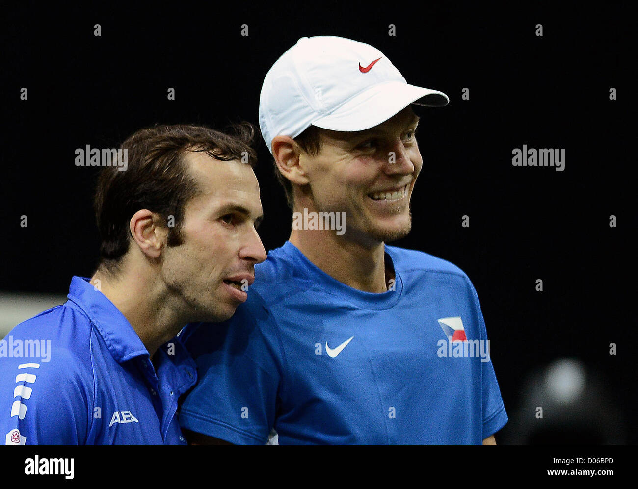 La Repubblica ceca è Tomas BERDYCH, destro e il suo compagno di squadra Radek STEPANEK: risultati nei, sinistra, celebrare dopo aver vinto la loro Coppa Davis finale Tennis Doubles match contro la Spagna è Marcel Granollers e Marc Lopez a Praga Repubblica Ceca, sabato, 17 novembre 2012. Berdych e STEPANEK: risultati nei ha vinto la partita e ha dato a Repubblica Ceca un 2-1 piombo. (CTK foto/Katerina Sulova) Foto Stock