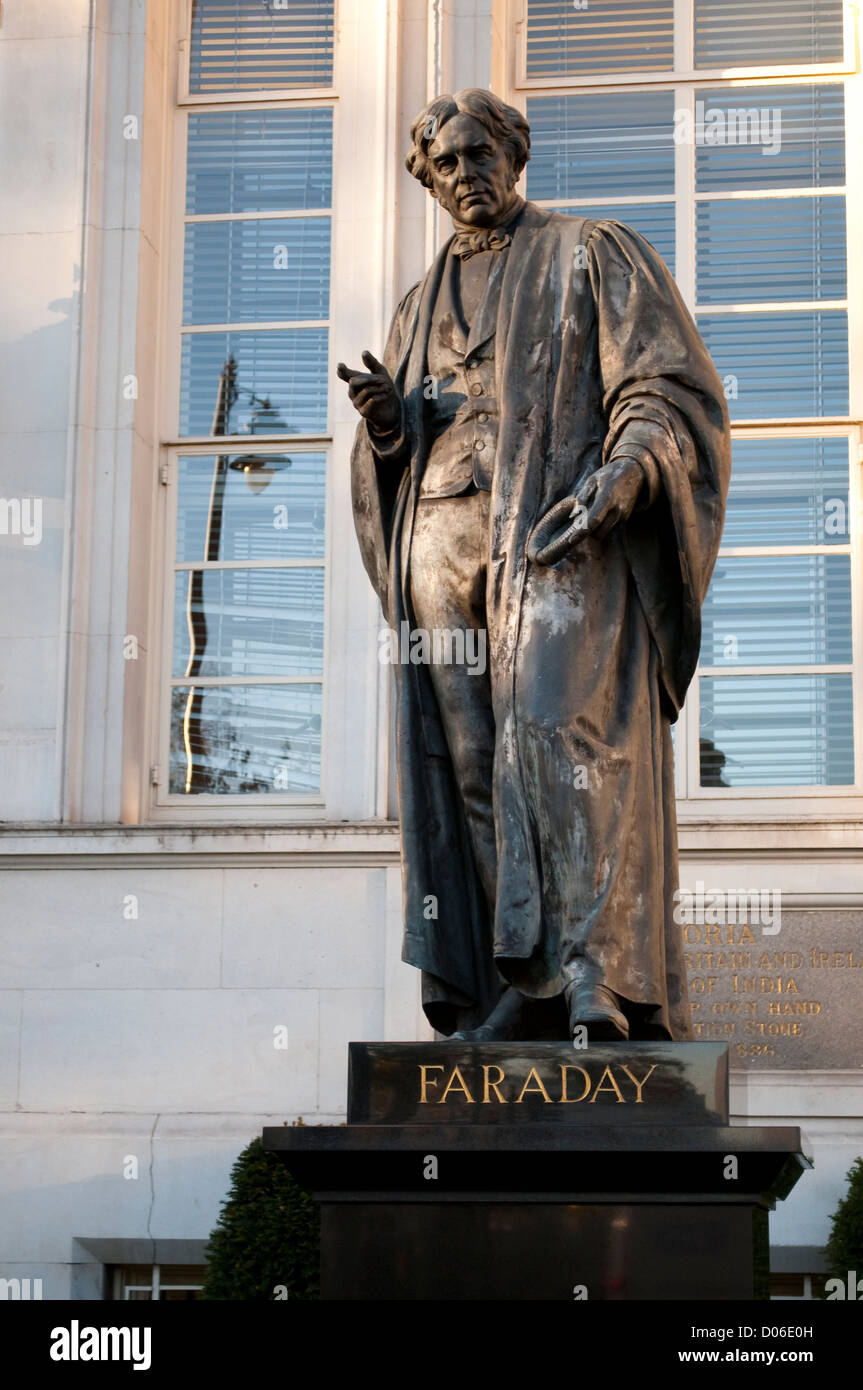 Statua di Michael Faraday, Victoria Embankment, London, Regno Unito Foto Stock