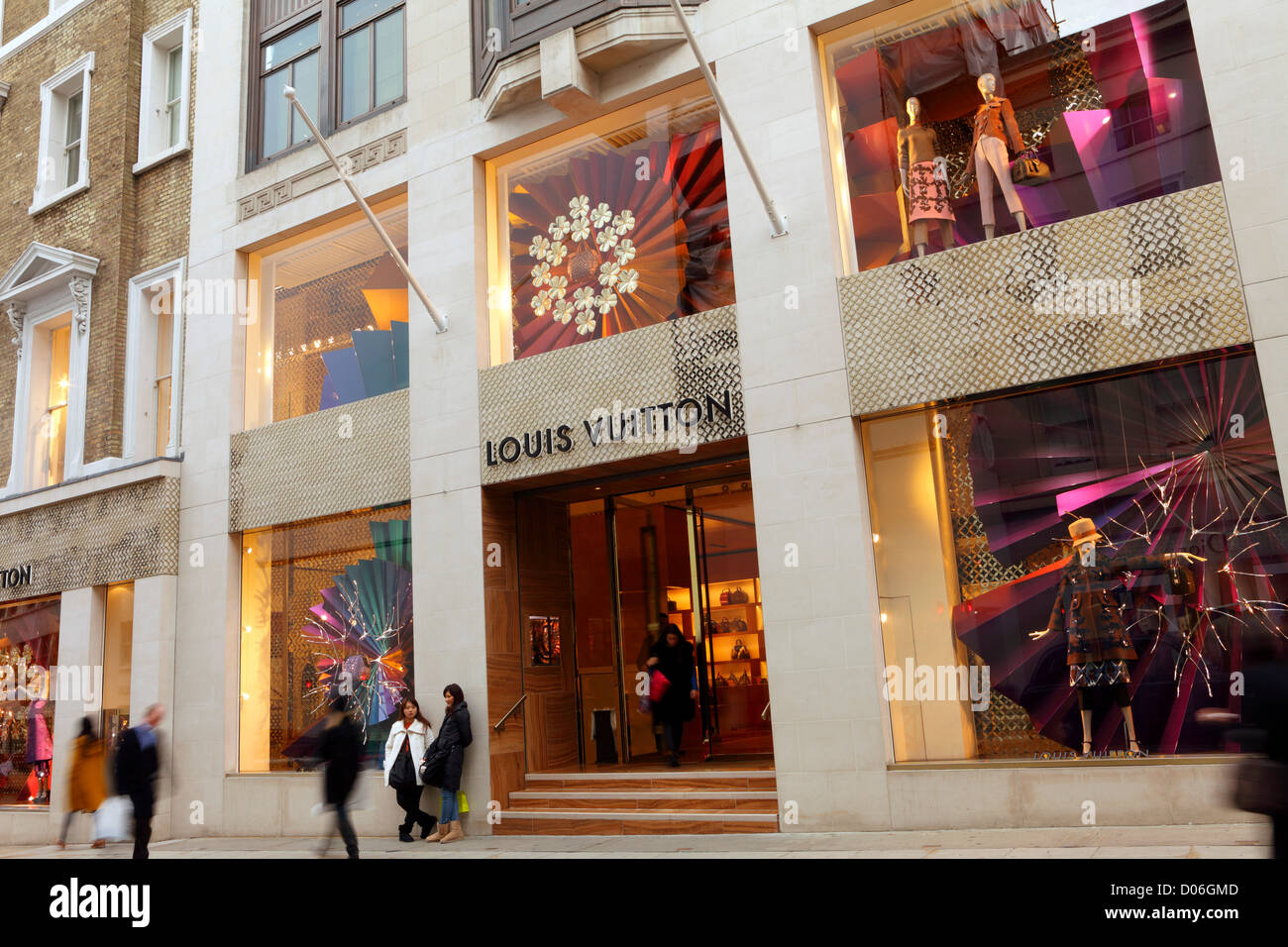 Louis Vuitton il flagship store in New Bond Street che offre la più recente viene visualizzata la finestra come del 17-11-2012. Foto Stock
