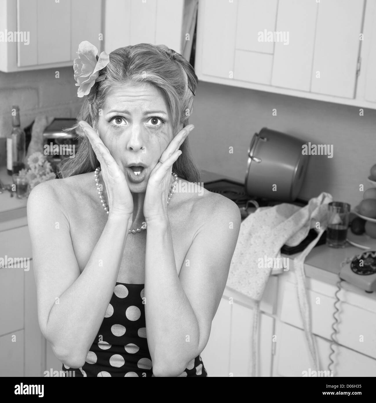 Scioccato donna piange con le mani sul viso in in stile retro scena di cucina Foto Stock