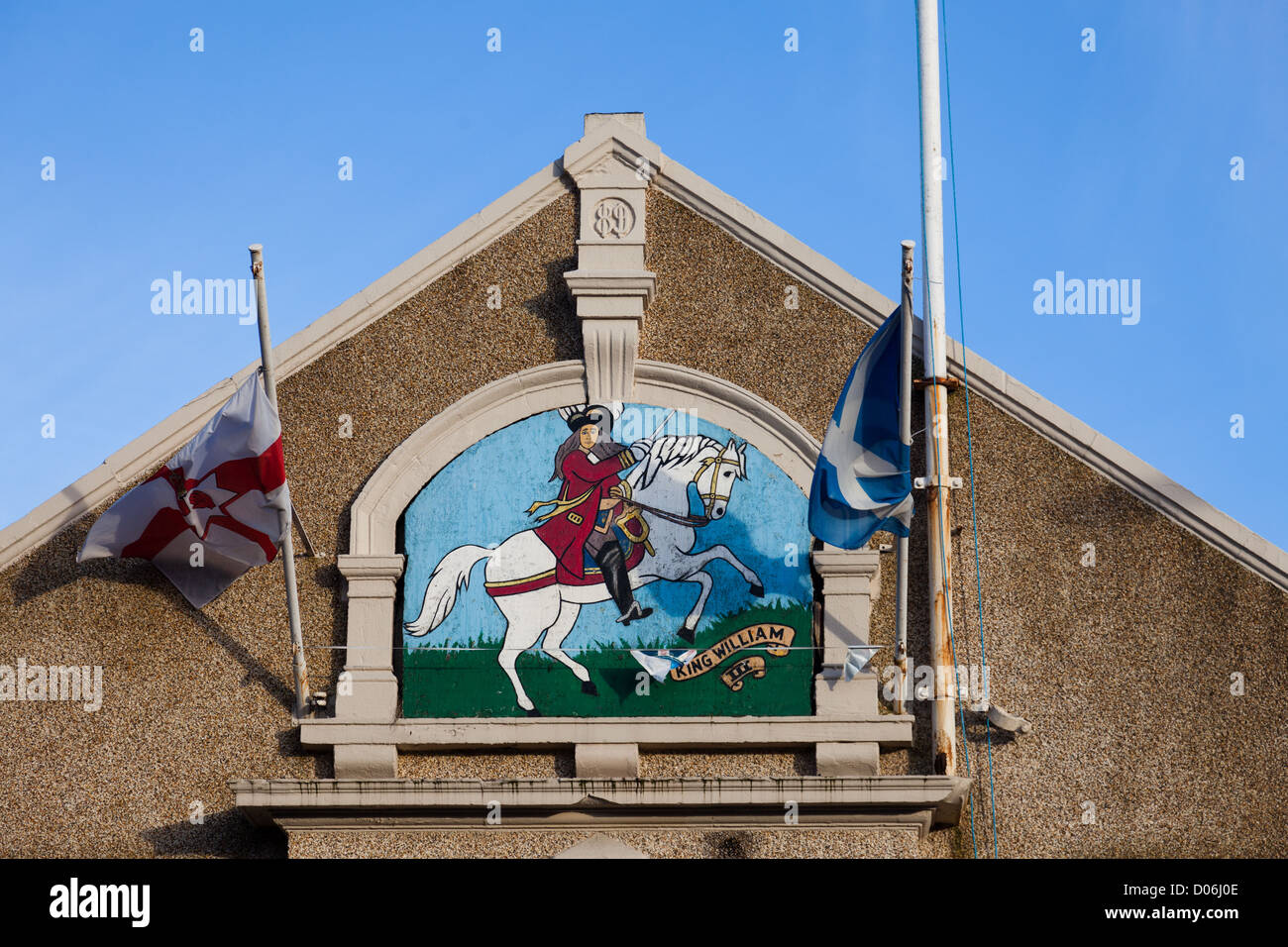 Dipinto murale di Re Guglielmo d Orange su un cavallo bianco sopra la porta di ingresso a Airdrie Sala Arancio North Lanarkshire, Scozia Foto Stock