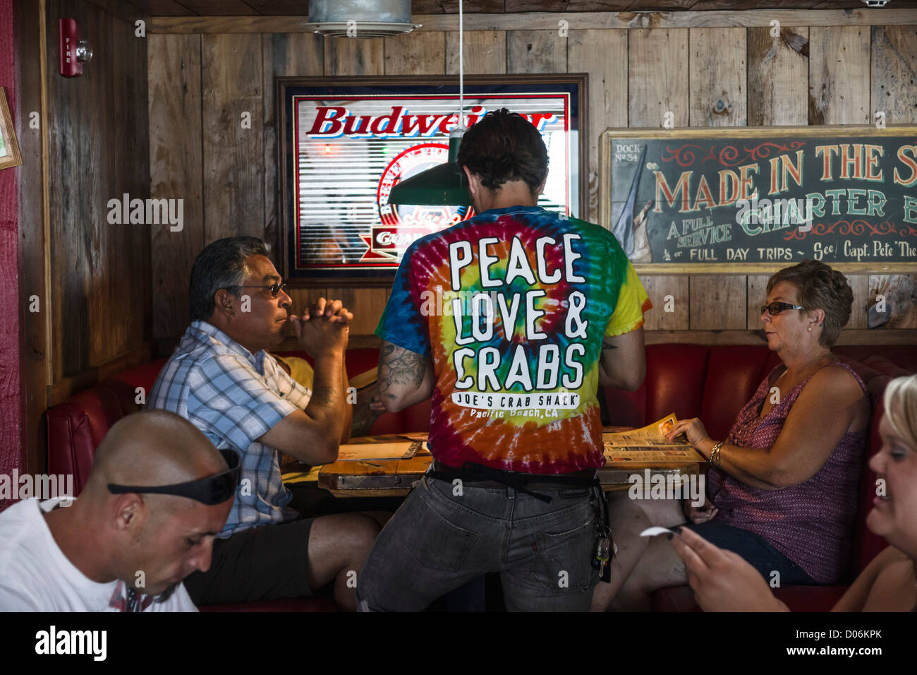 Pacific Beach, San Diego - Joe's Crab Shack, Pacific Beach. Cameriere indossa la t-shirt. Foto Stock