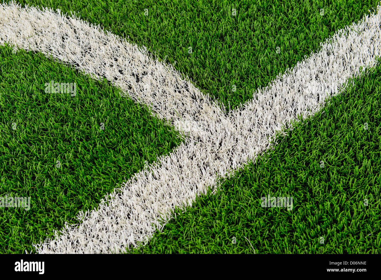 La linea di contatto su di un campo da calcio fatto di terza generazione astro turf. Foto Stock