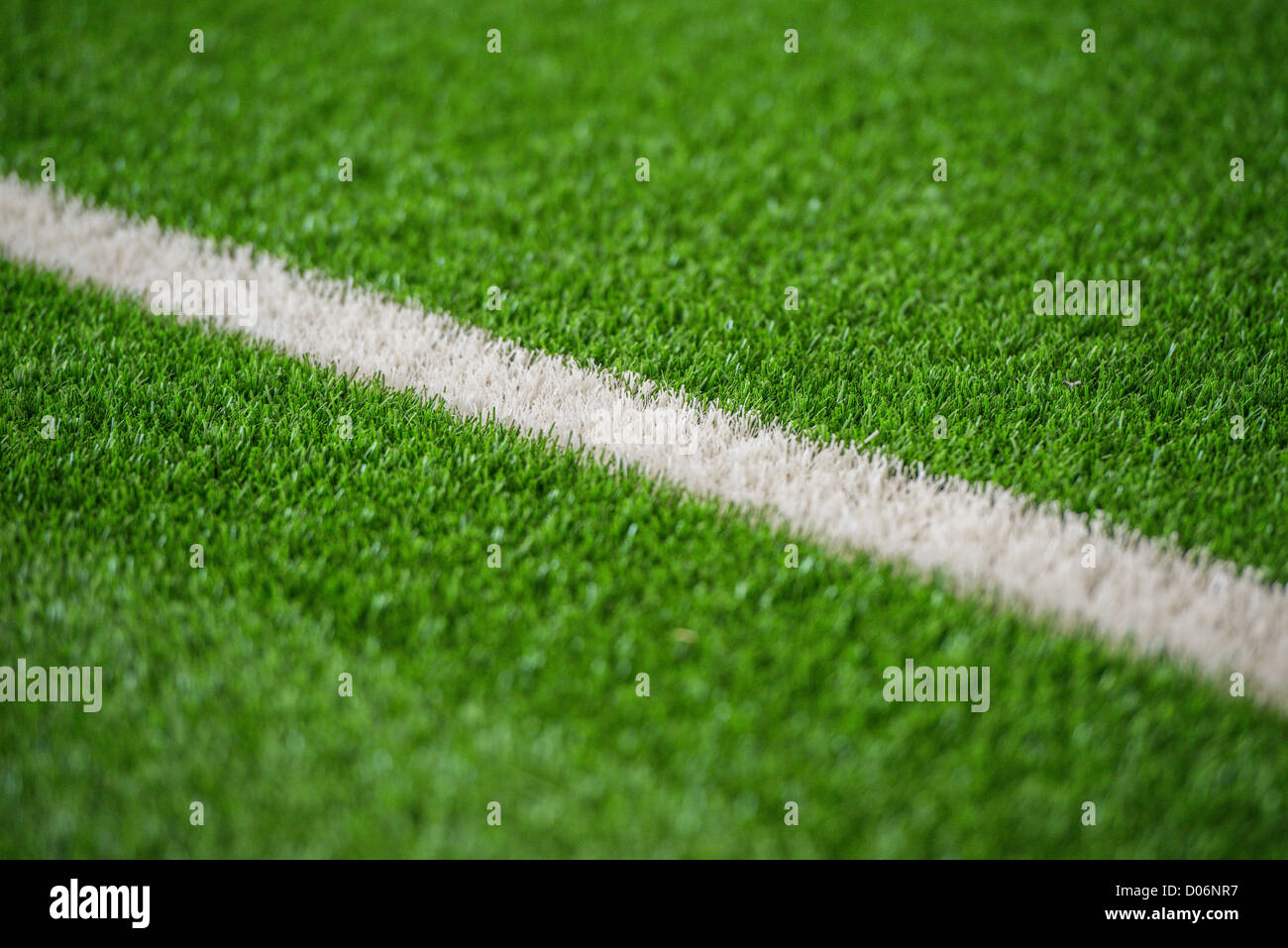 La linea di contatto su di un campo da calcio fatto di terza generazione astro turf. Foto Stock