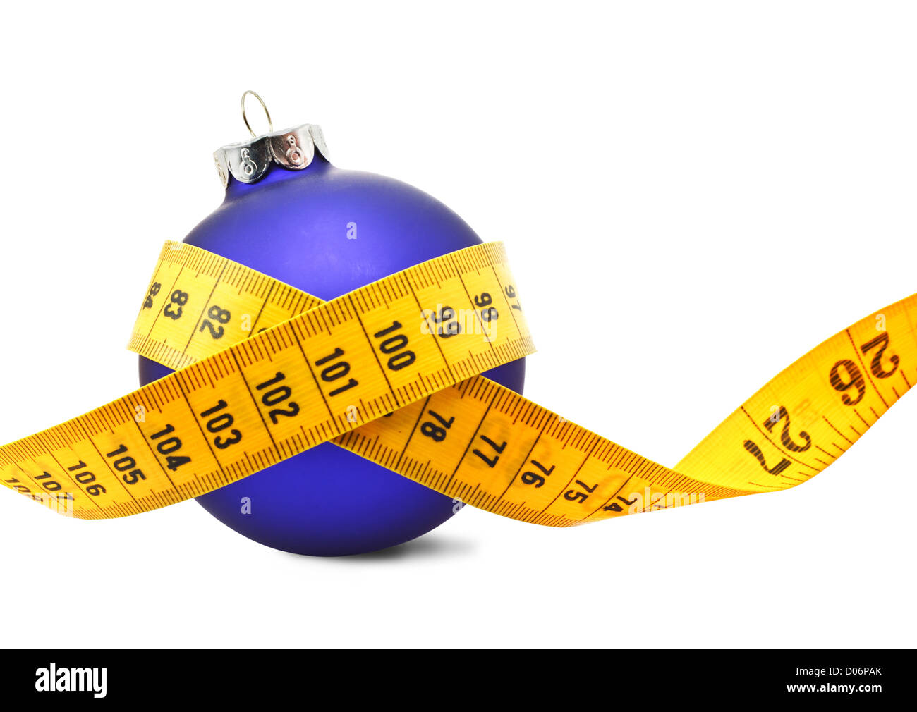 Metro a nastro attorno ad un concetto di pallina che simboleggiano il Natale guadagno di peso da mangiare troppo cibo. Foto Stock