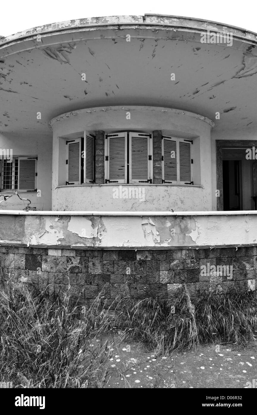 Casa futuristico a partire dagli anni sessanta abbandonati in rovina. Tetto rotondo e portico di dettaglio. Foto Stock