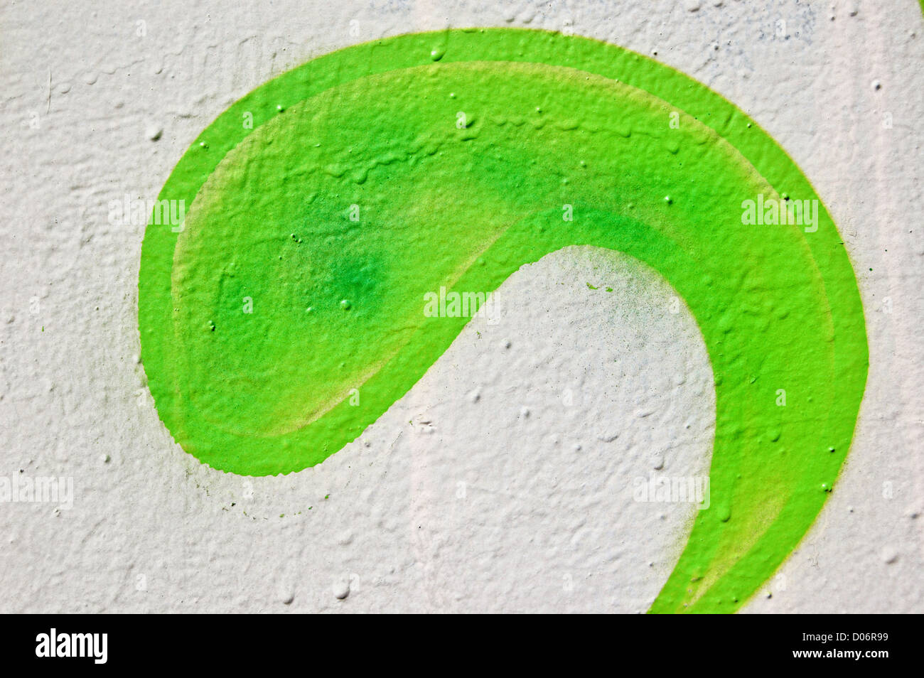 Parete con della vernice verde a forma di curva. Texture astratta. Foto Stock