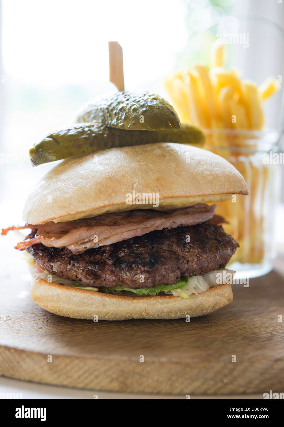 Carni bovine hamburger e patatine serviti in un ristorante. Foto Stock