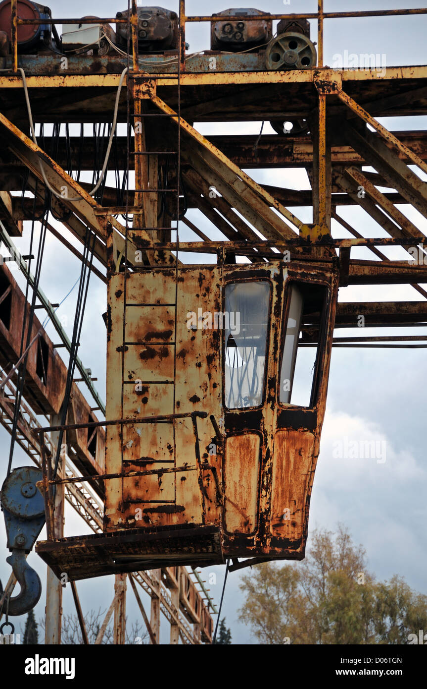 Rusty macchine industriali a abbandonato la lavorazione del marmo fabbrica. Foto Stock