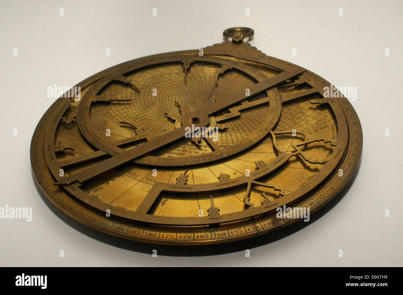Astrolabe è uno strumento che hanno molte funzioni: per calcolare la posizione del sole e delle stelle, misurare le altezze .... Foto Stock