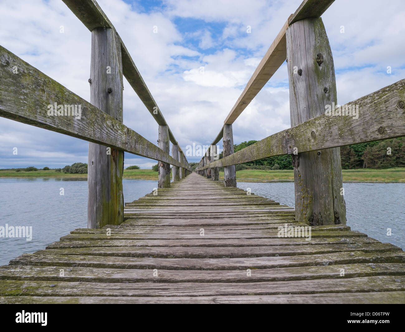 Il ponte di legno in corrispondenza a Aberlady Bay natura locale riserva in East Lothian, Scozia. Questa riserva è importante per la riproduzione degli uccelli. Foto Stock