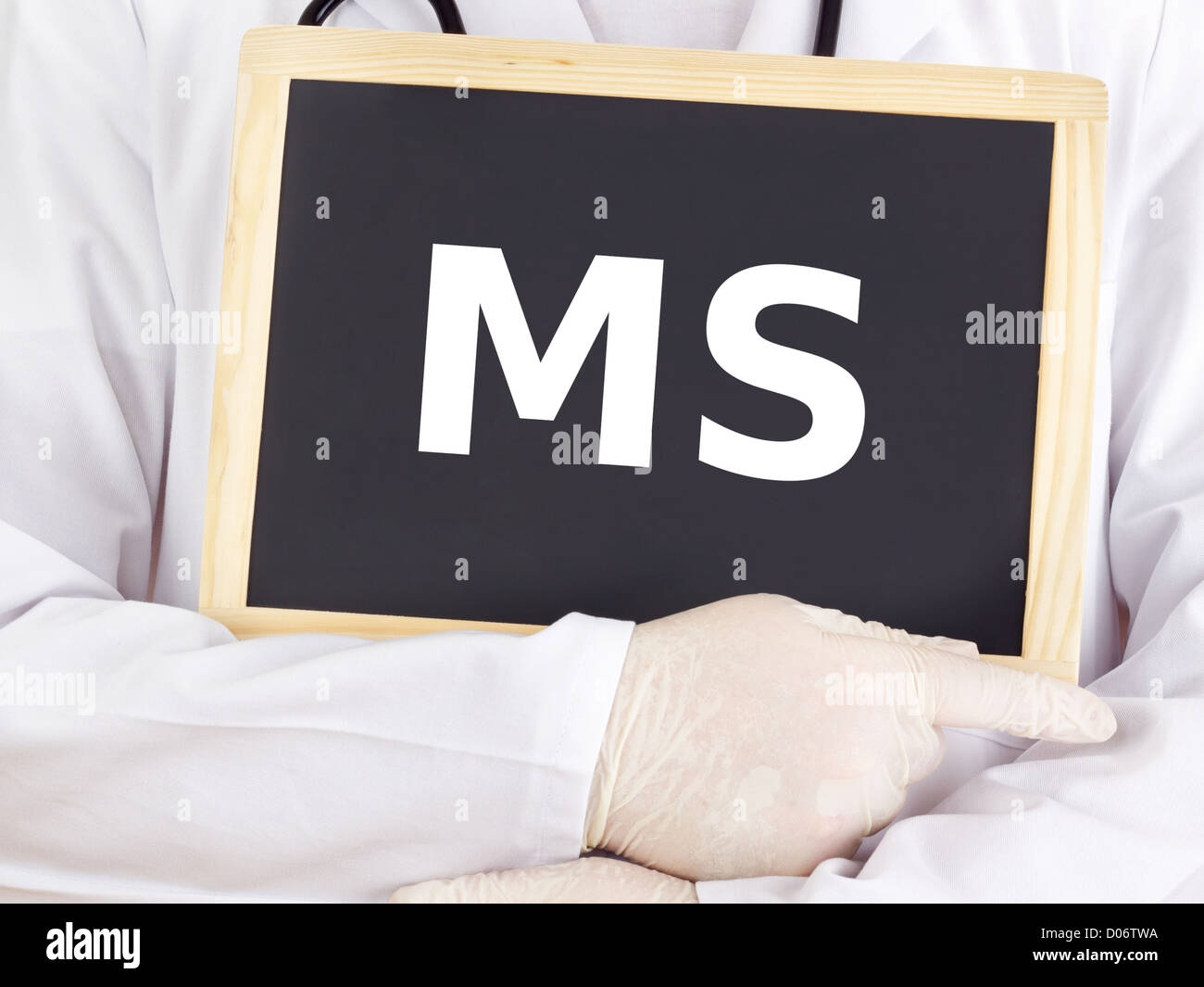 Medico mostra informazioni sulla lavagna: MS Foto Stock