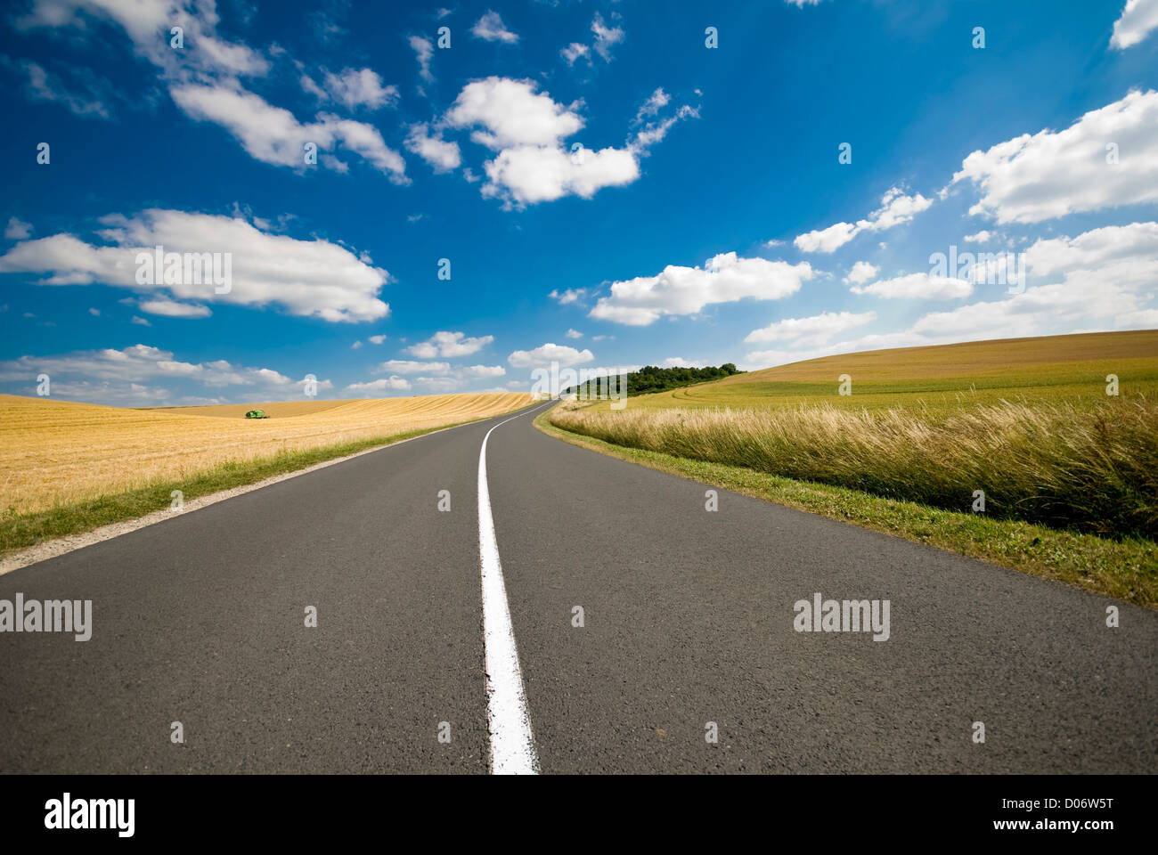 Un vuoto che la strada con una linea bianca in basso al centro. Foto Stock