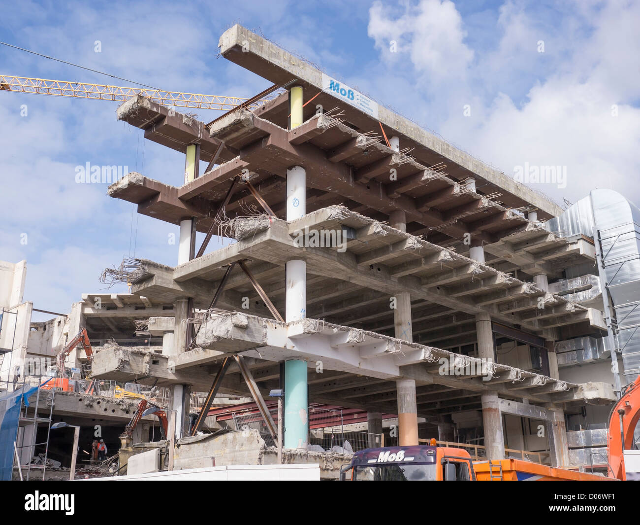 Demolizione di un degli anni settanta cemento armato edificio nel centro della citta'. Foto Stock