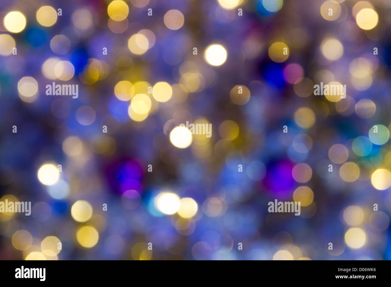 Display di massa delle luci che sono al di fuori della Messa a fuoco. Predominano i colori blu e oro. Foto Stock