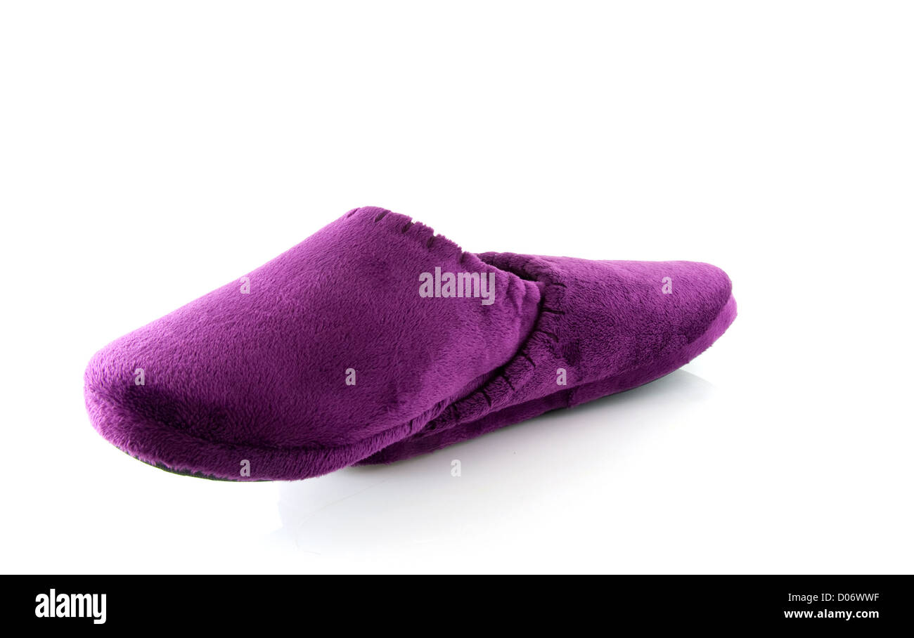 Coppia di pantofole viola isolato su sfondo bianco Foto Stock