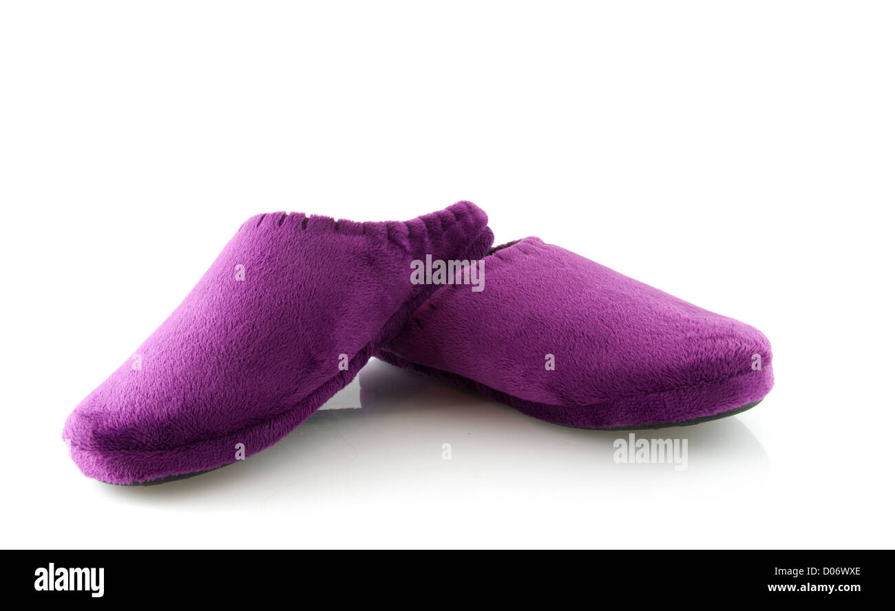 Coppia di pantofole viola isolato su sfondo bianco Foto Stock